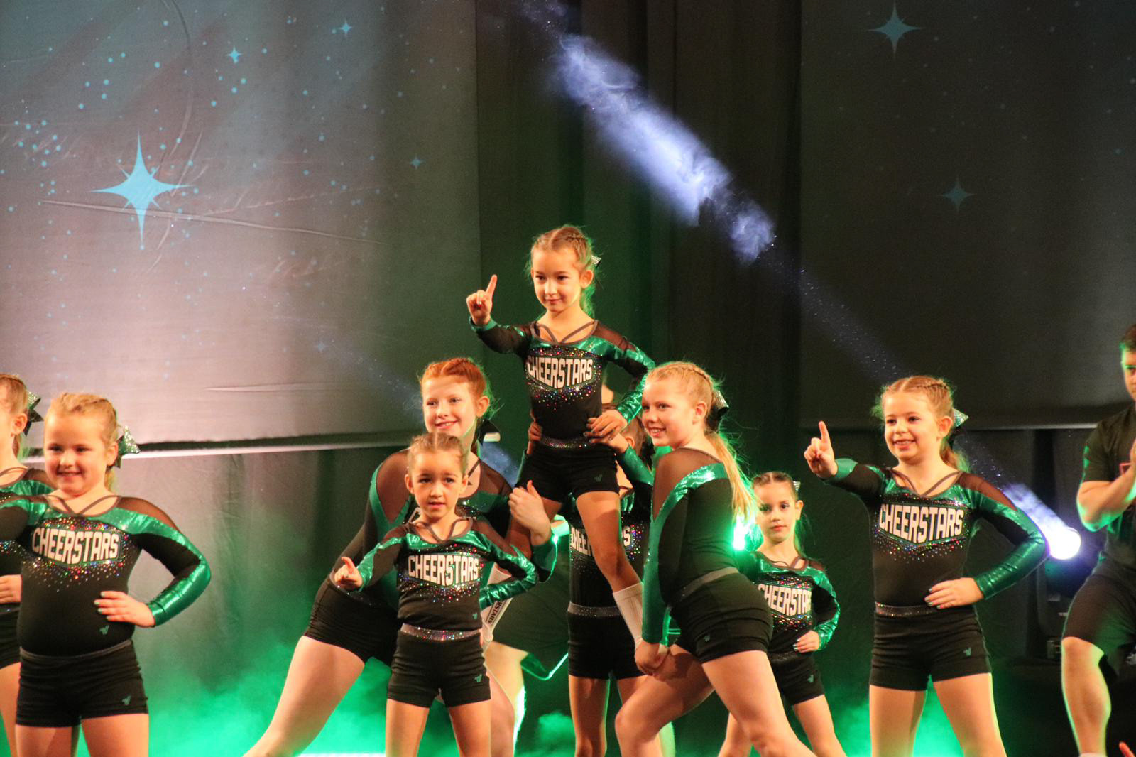 United Cheerstars Glory: Kinder Cheerleading Team aus Köln tanzt auf einer Meisterschaft.