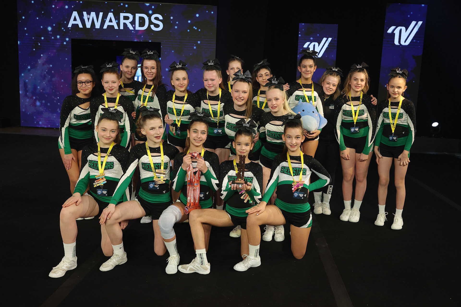 Cheerleader der United CheerStars Royalty aus Köln posen bei Siegerehrung für den dritten Platz im Open Junior Level 2