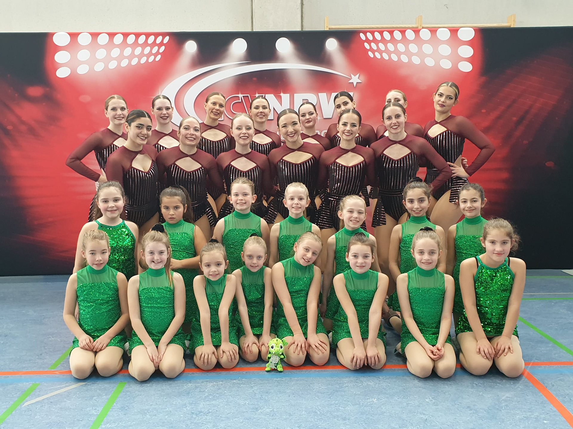 Gruppenfoto von CheerStars Sparkle und CheerStars Unique Cheerleadern aus Köln auf der Landesmeisterschaft Performance Cheer 2023