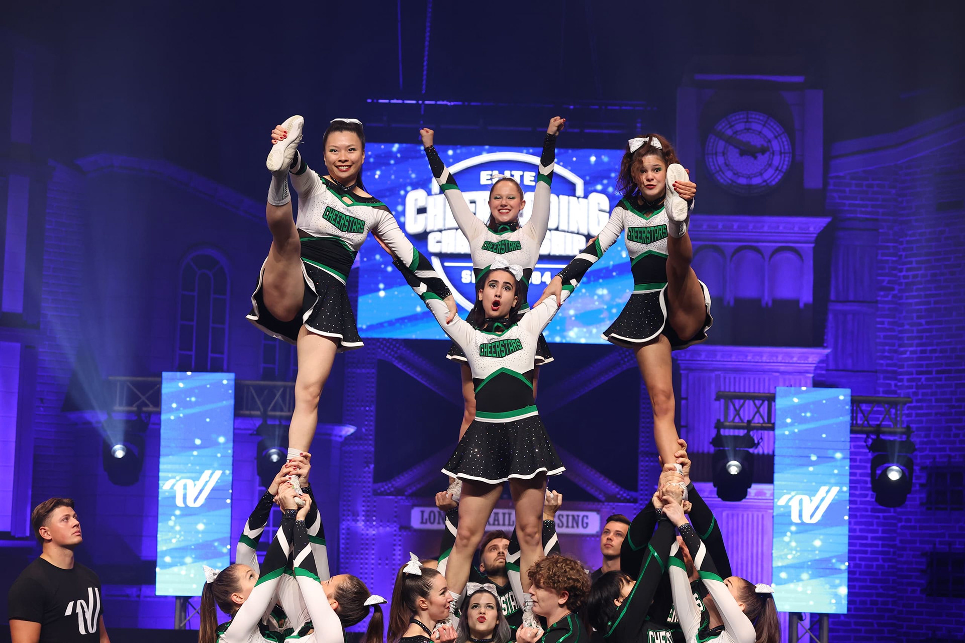 CheerStars Supreme Cheerleader bauen eine Pyramide auf der Elite Cheerleading Championship 2025