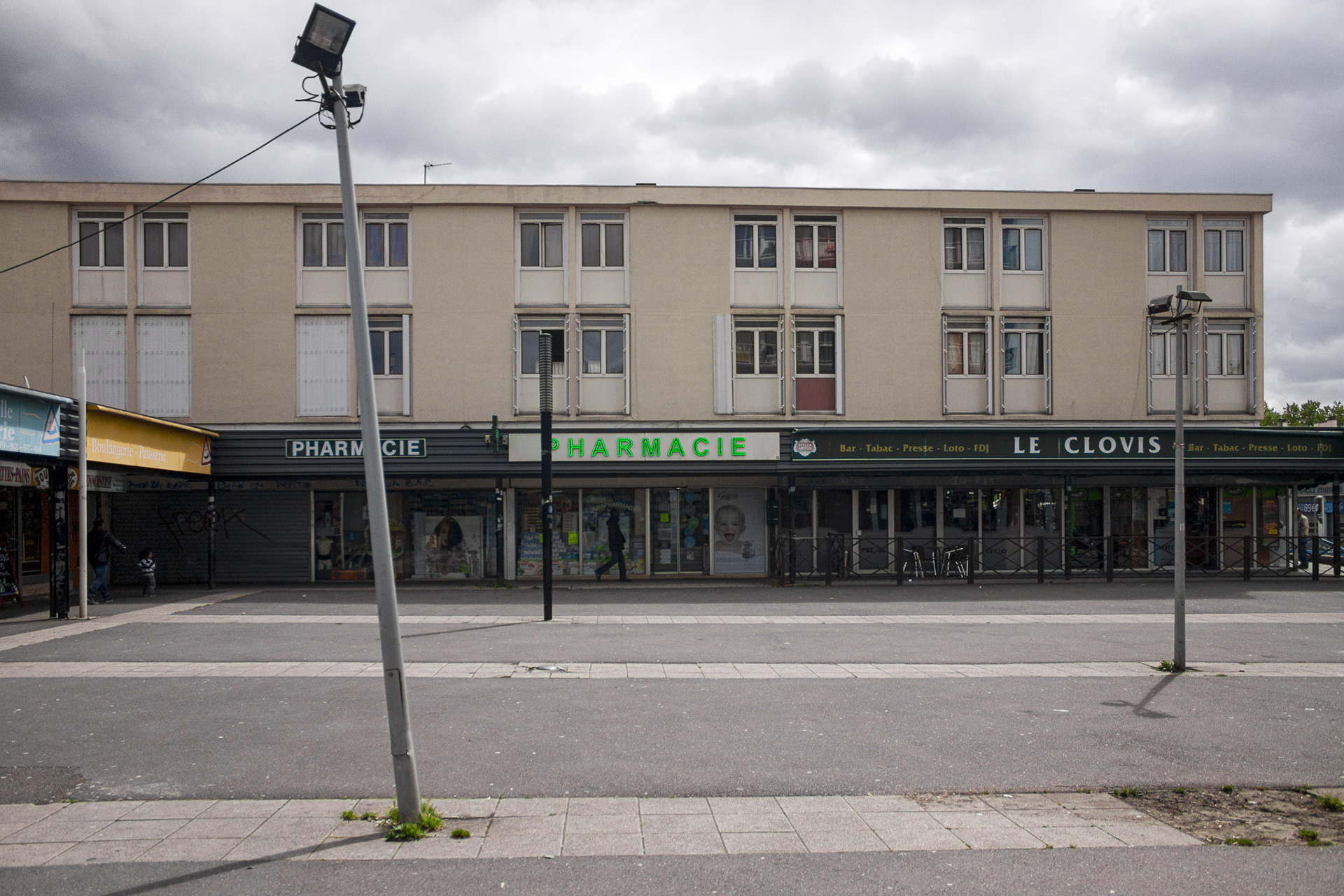 Les enseignes de pharmacie du passé et du présent cohabitent.