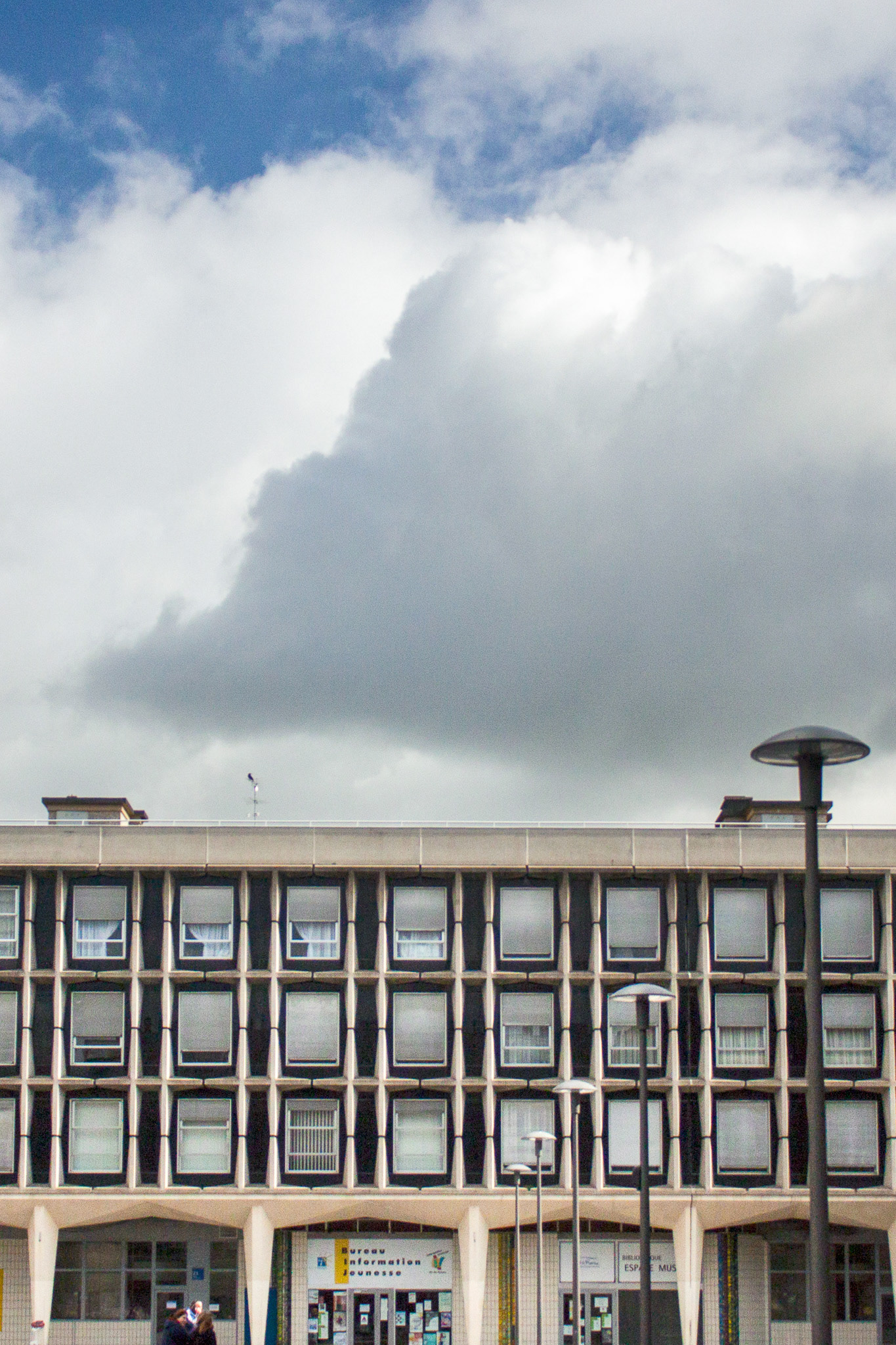 Immeuble encadrant la grande place.