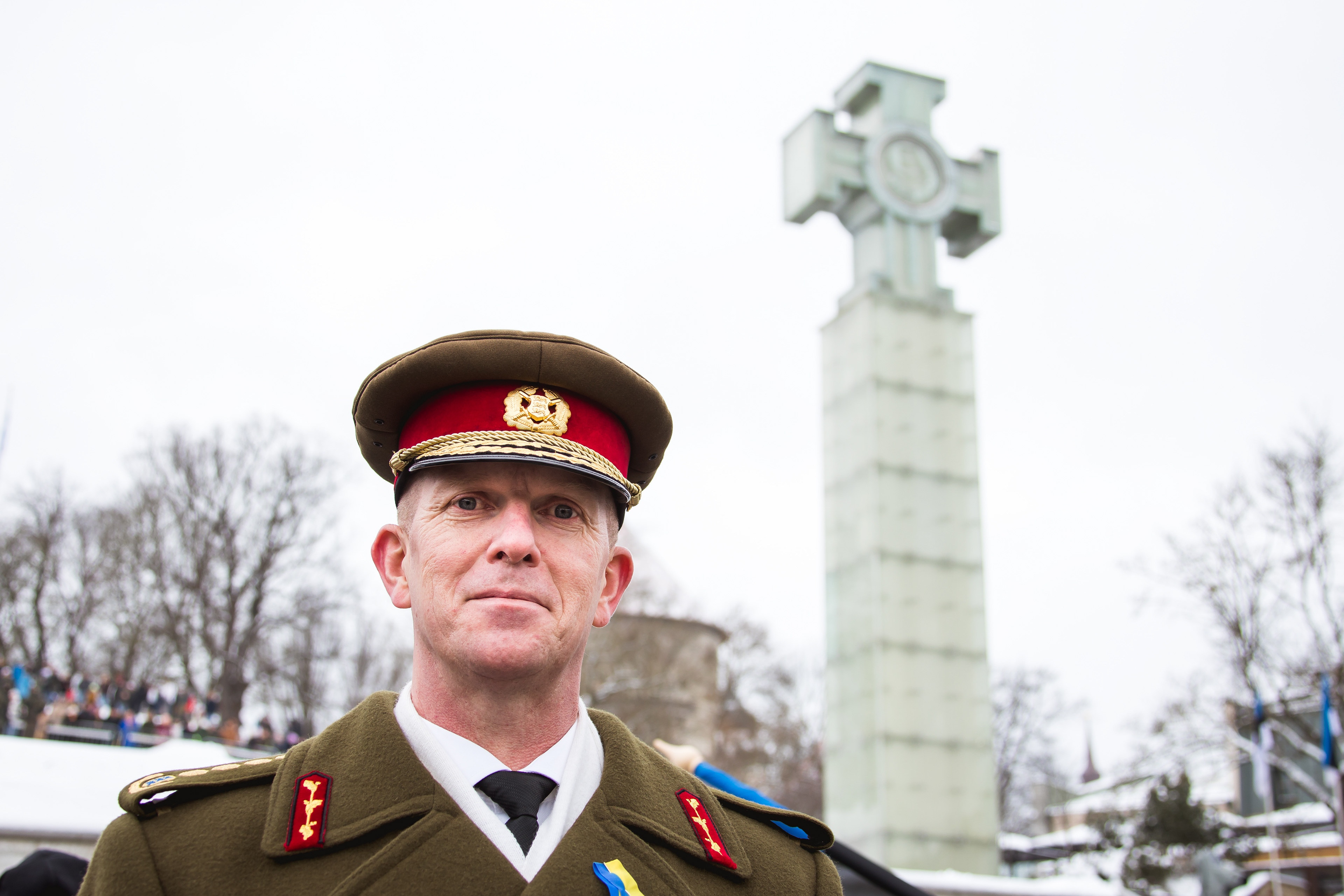 24.02.2023, Tallinn, EST. General Martin Herem, Commander of the Estonian Defence Forces posing with the Freedom Cross. Photo: Martin Pedaja/ © Kaitsevägi