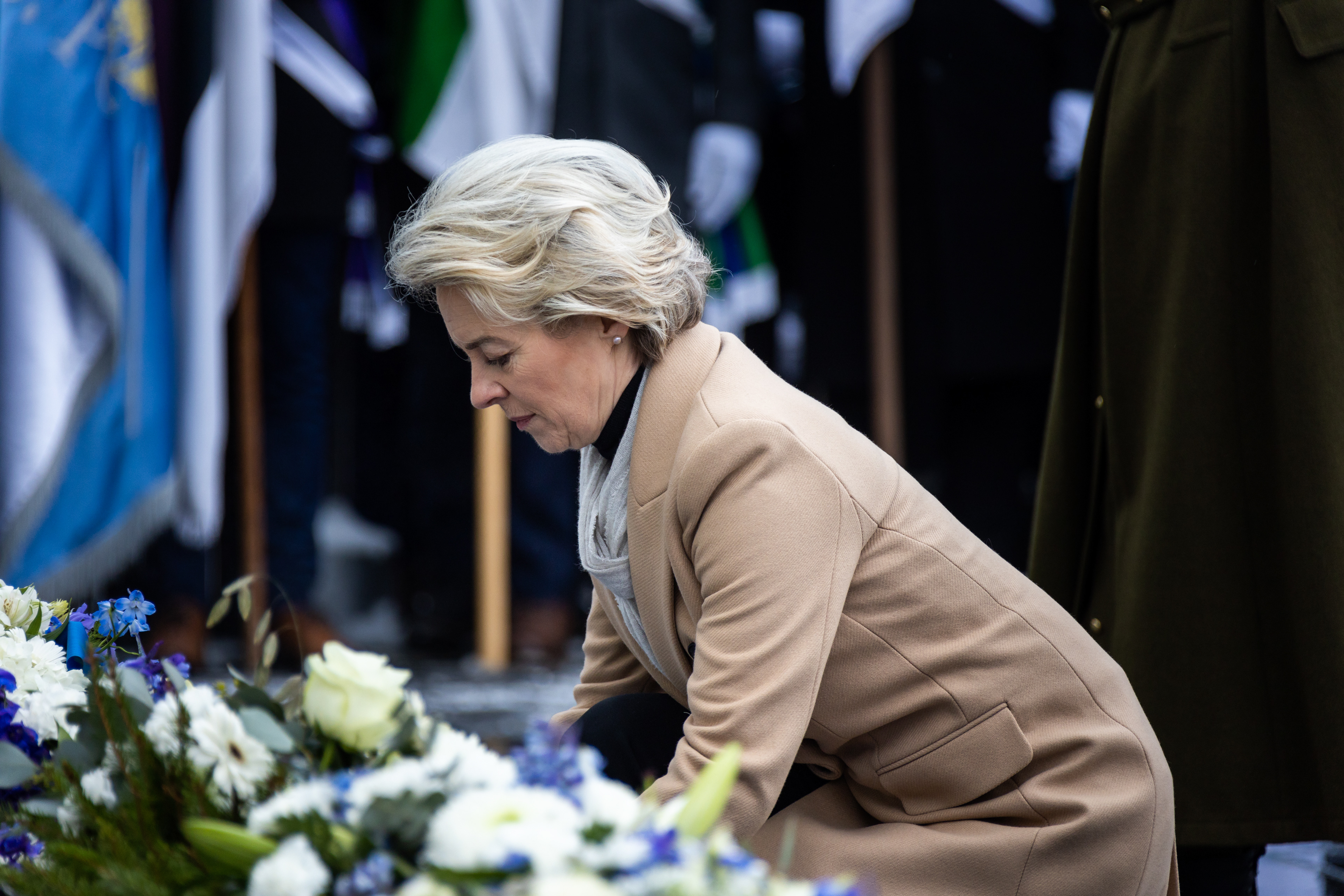 24.02.2023, Tallinn, EST. Ursula von der Leyen, President of the European Commission placing flowers during a ceremony for Estonia's 105 years of independence. Photo: Martin Pedaja/ © Kaitsevägi