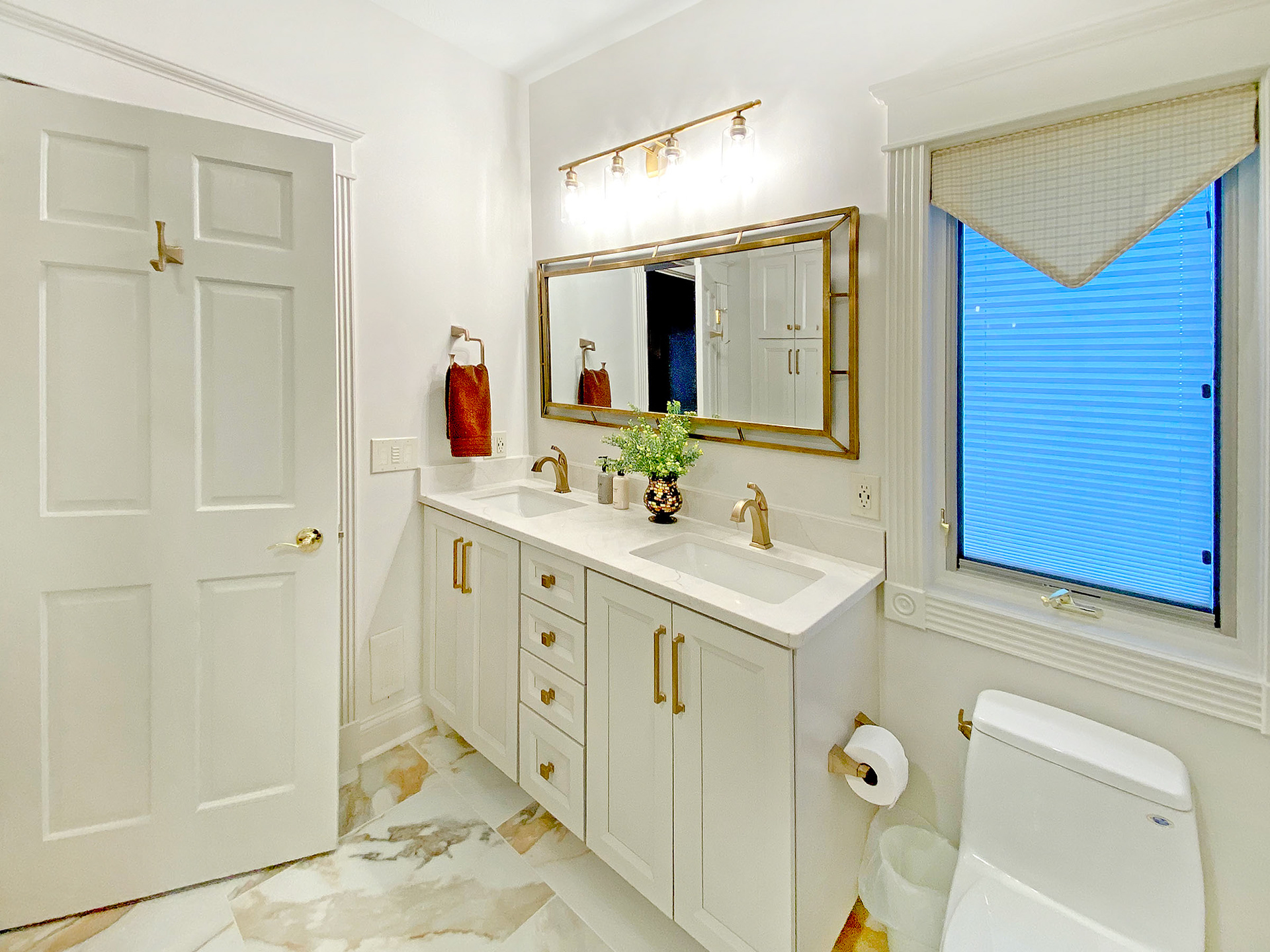 White with Gold Accent Full Bath