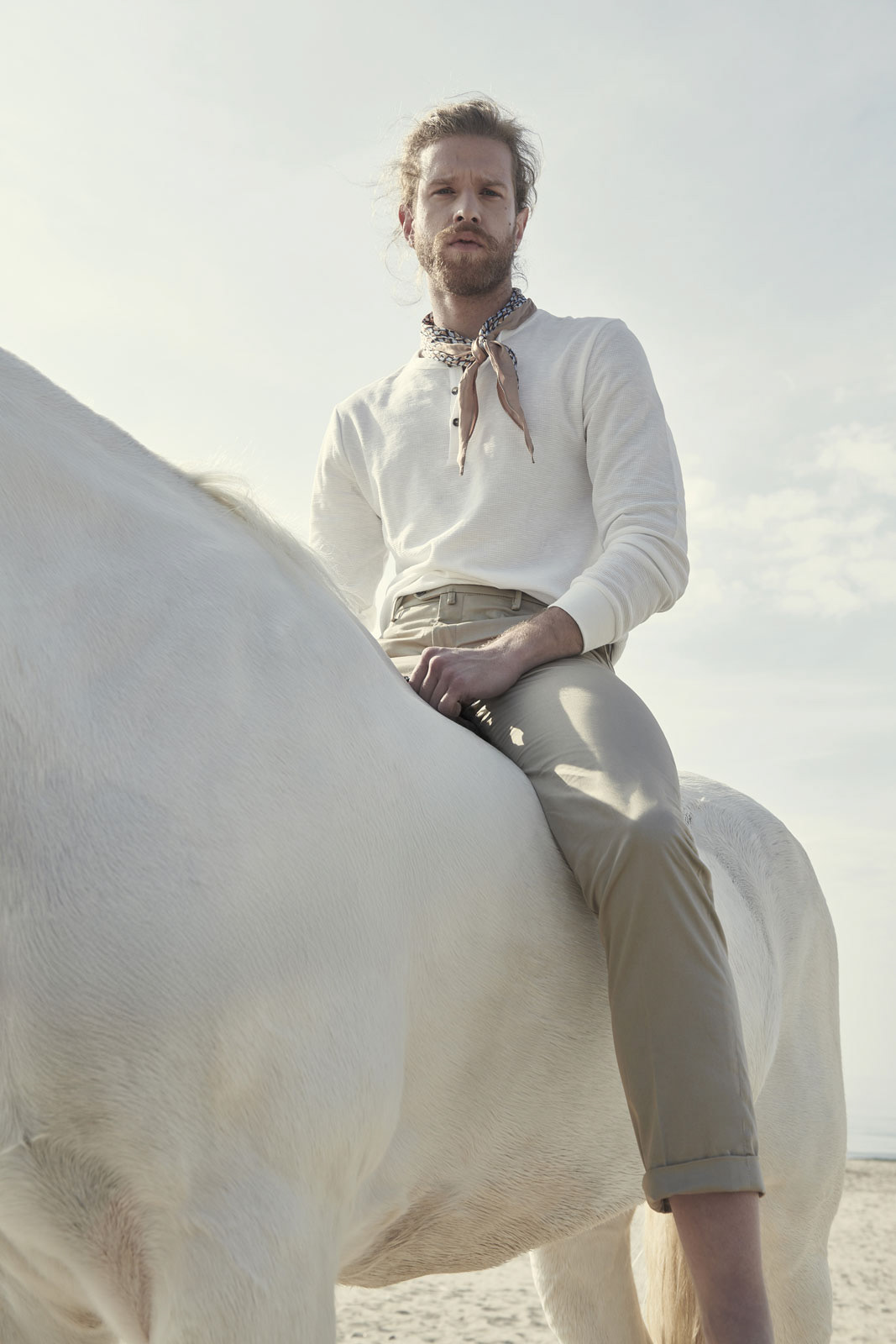 Client: BSETTECENTO Agency: DIRECT CLIENT | Embraced untamed elegance with a summer shoot featuring horses on the beach, blending wild beauty with refined sophistication for Bsettecento’s seasonal collection.