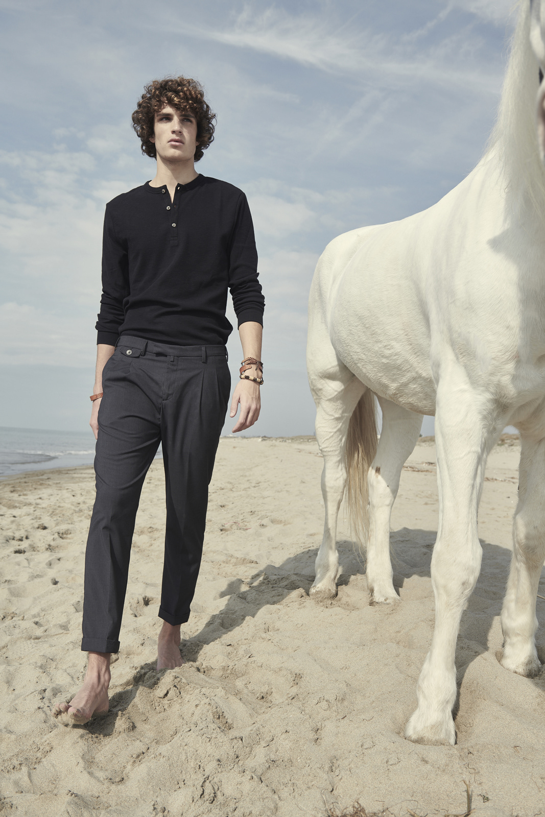 Client: BSETTECENTO Agency: DIRECT CLIENT | Embraced untamed elegance with a summer shoot featuring horses on the beach, blending wild beauty with refined sophistication for Bsettecento’s seasonal collection.