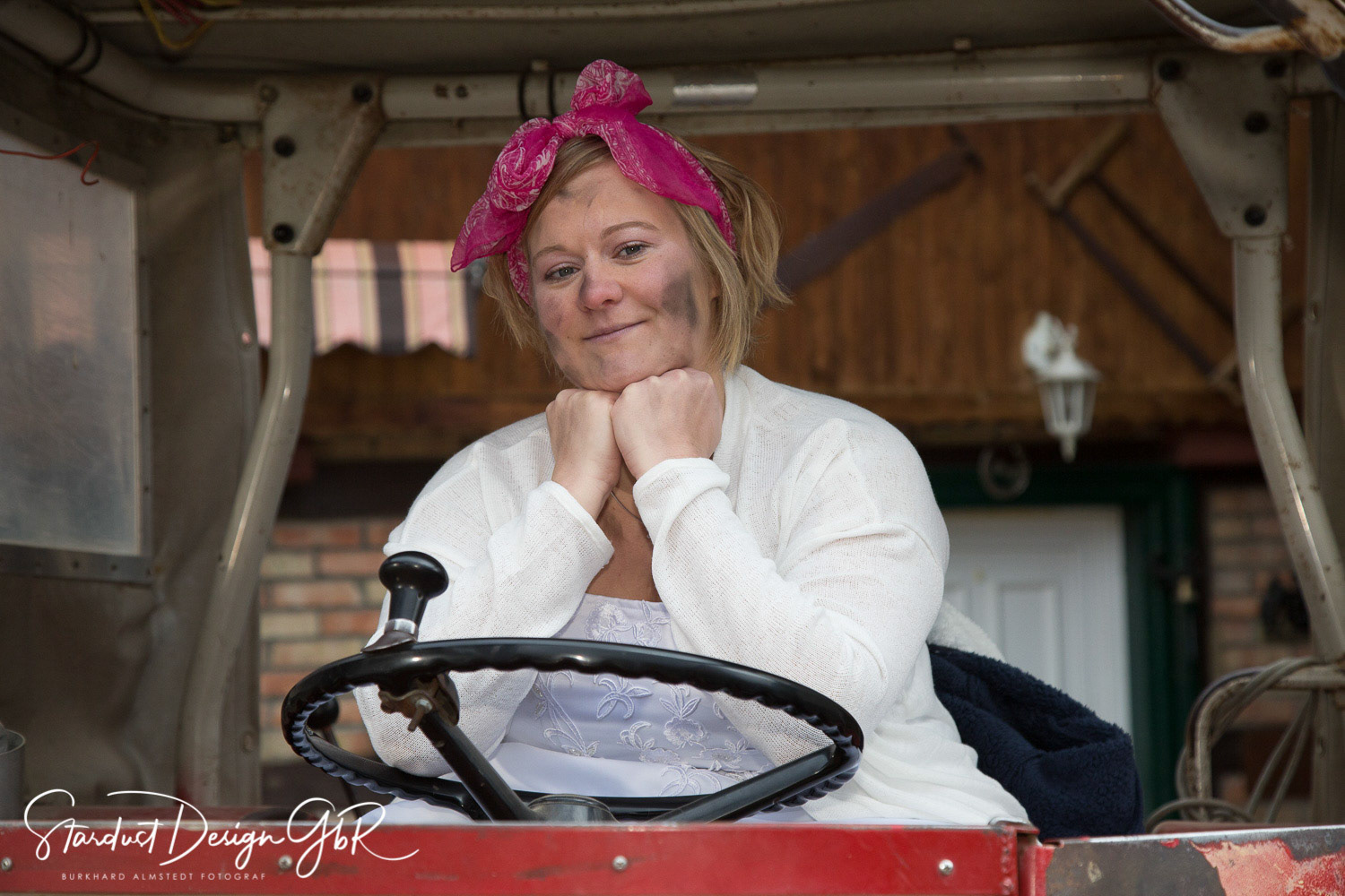 Bäuerin Julia - Trash the Dress Shooting auf dem Bauernhof