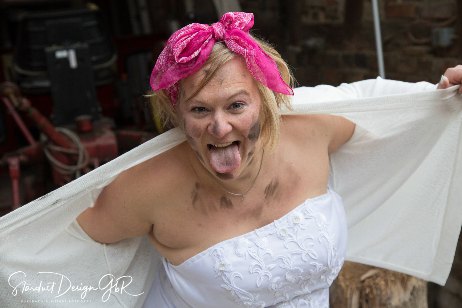 Bäuerin Julia - Trash the Dress Shooting auf dem Bauernhof