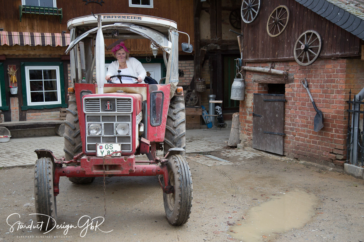 Bäuerin Julia - Trash the Dress Shooting auf dem Bauernhof