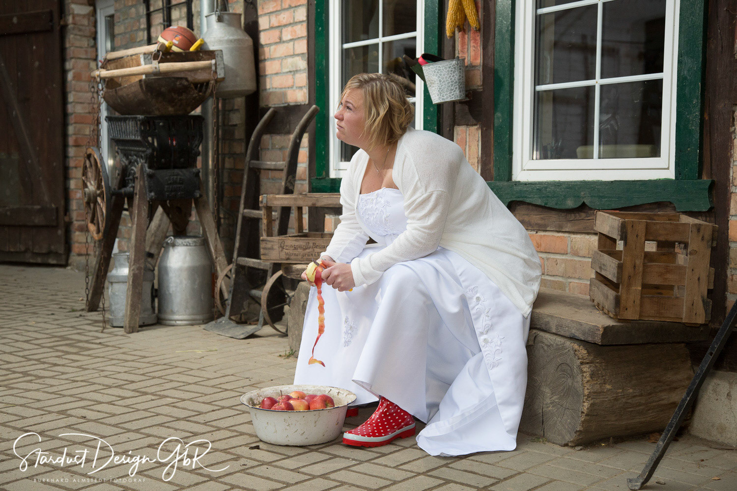 Bäuerin Julia - Trash the Dress Shooting auf dem Bauernhof