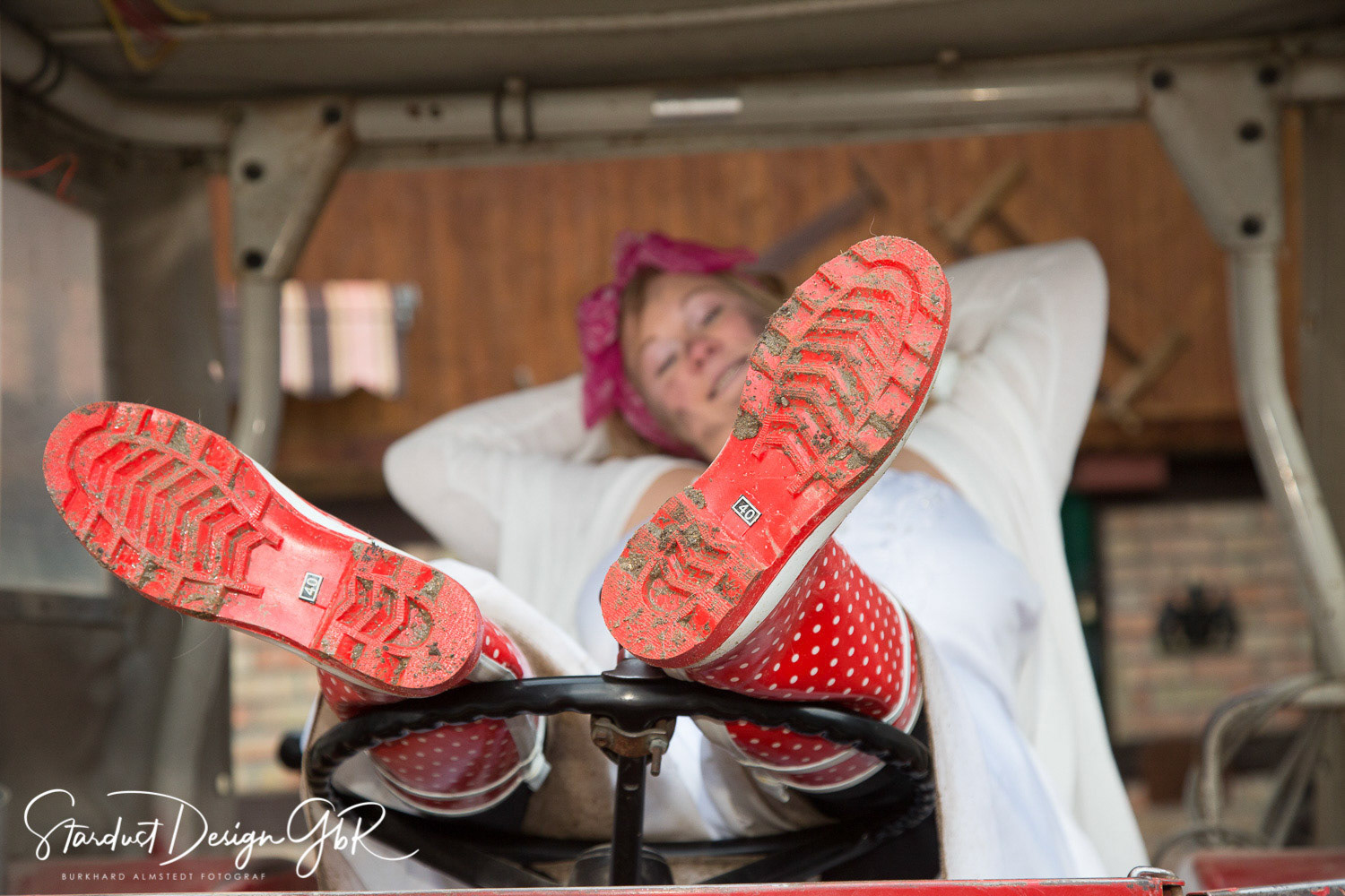 Bäuerin Julia - Trash the Dress Shooting auf dem Bauernhof