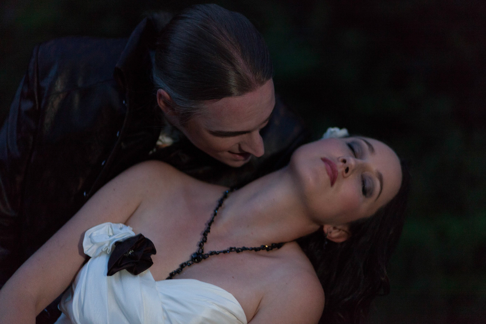 Shooting vom 3. August 2013 am Radau Wasserfall bei Bad Harzburg.
Auswahl Kunde für die Weiterbearbeitung.
Vampire Style best of