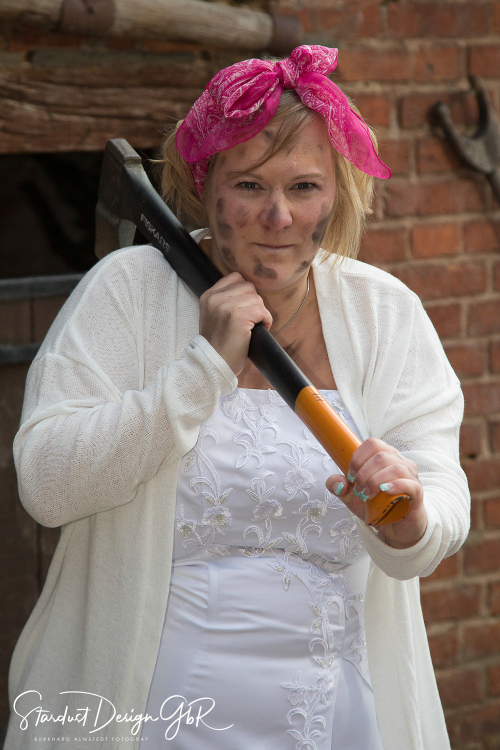 Bäuerin Julia - Trash the Dress Shooting auf dem Bauernhof