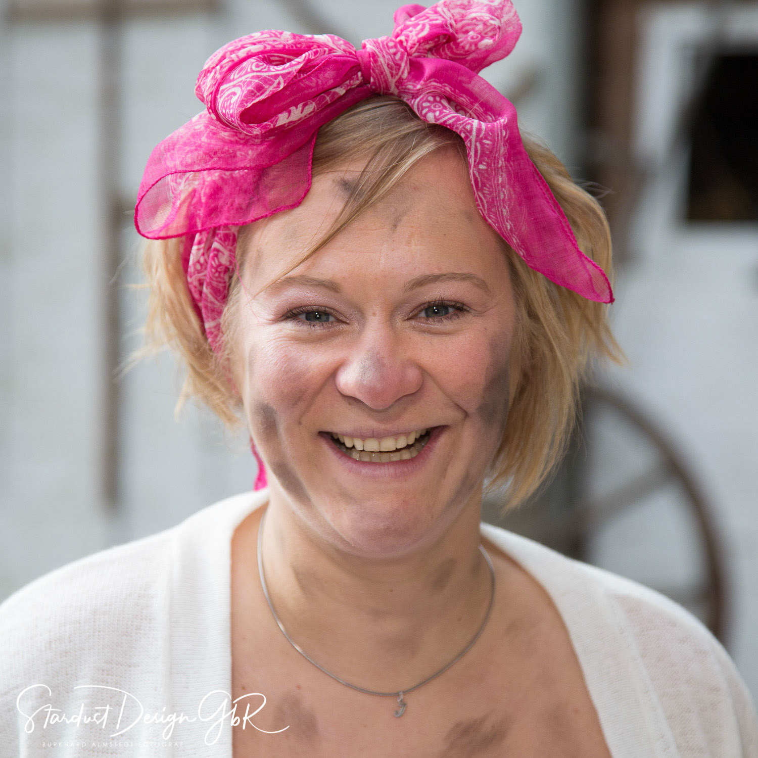 Bäuerin Julia - Trash the Dress Shooting auf dem Bauernhof