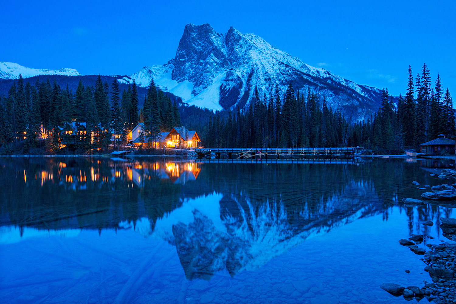 The Emerald Lake in Yoho National Park of Canada and the cozy wooden house in the distance are the places we used to stay overnight in the fall of 2019.