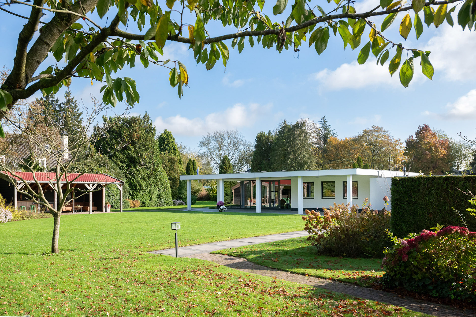 Deze MODERNE volledig GELIJKVLOERSE en ‘levensloopbestendige’ VILLA is gelegen op een riant perceel van 4490 m2 eigen grond!