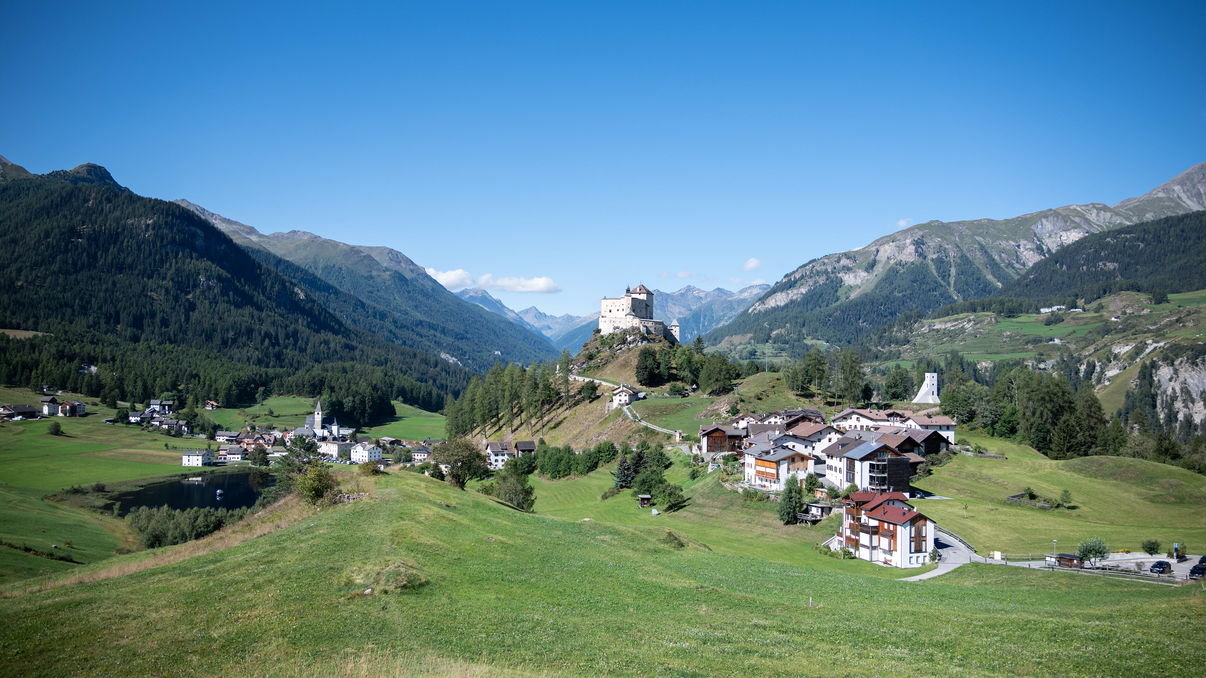 „Blick auf Tarasp: Historische Burg und idyllisches Dorf inmitten der Alpen