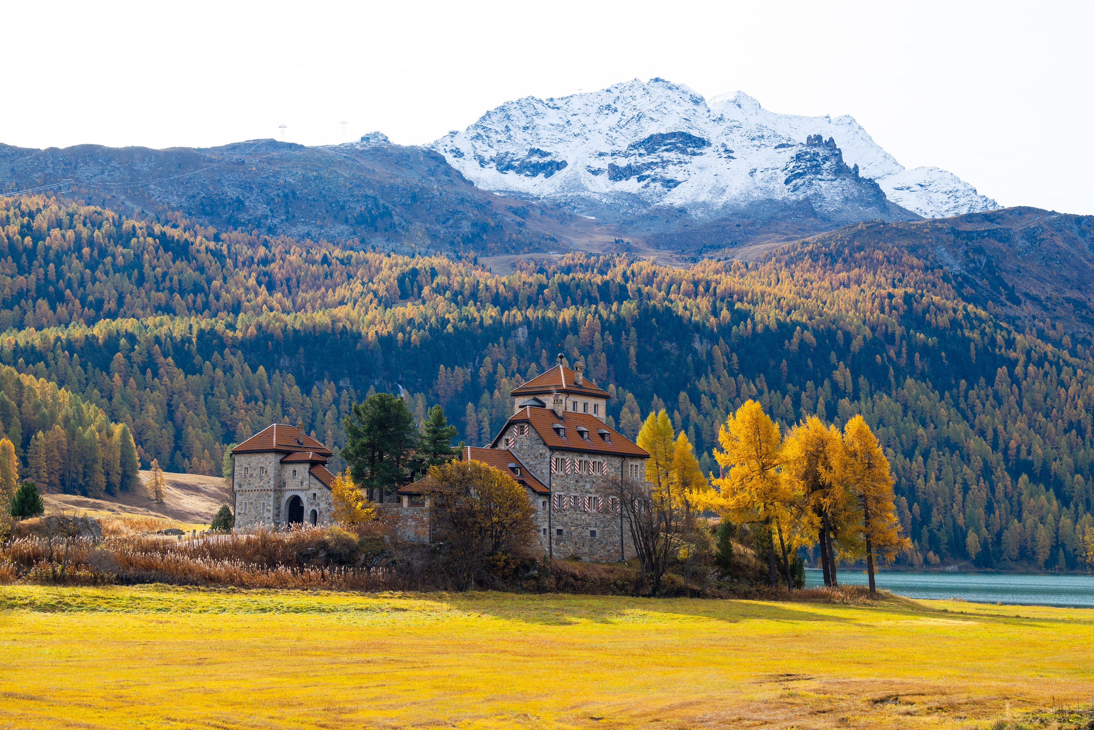 Schlossidylle vor herbstlicher Kulisse