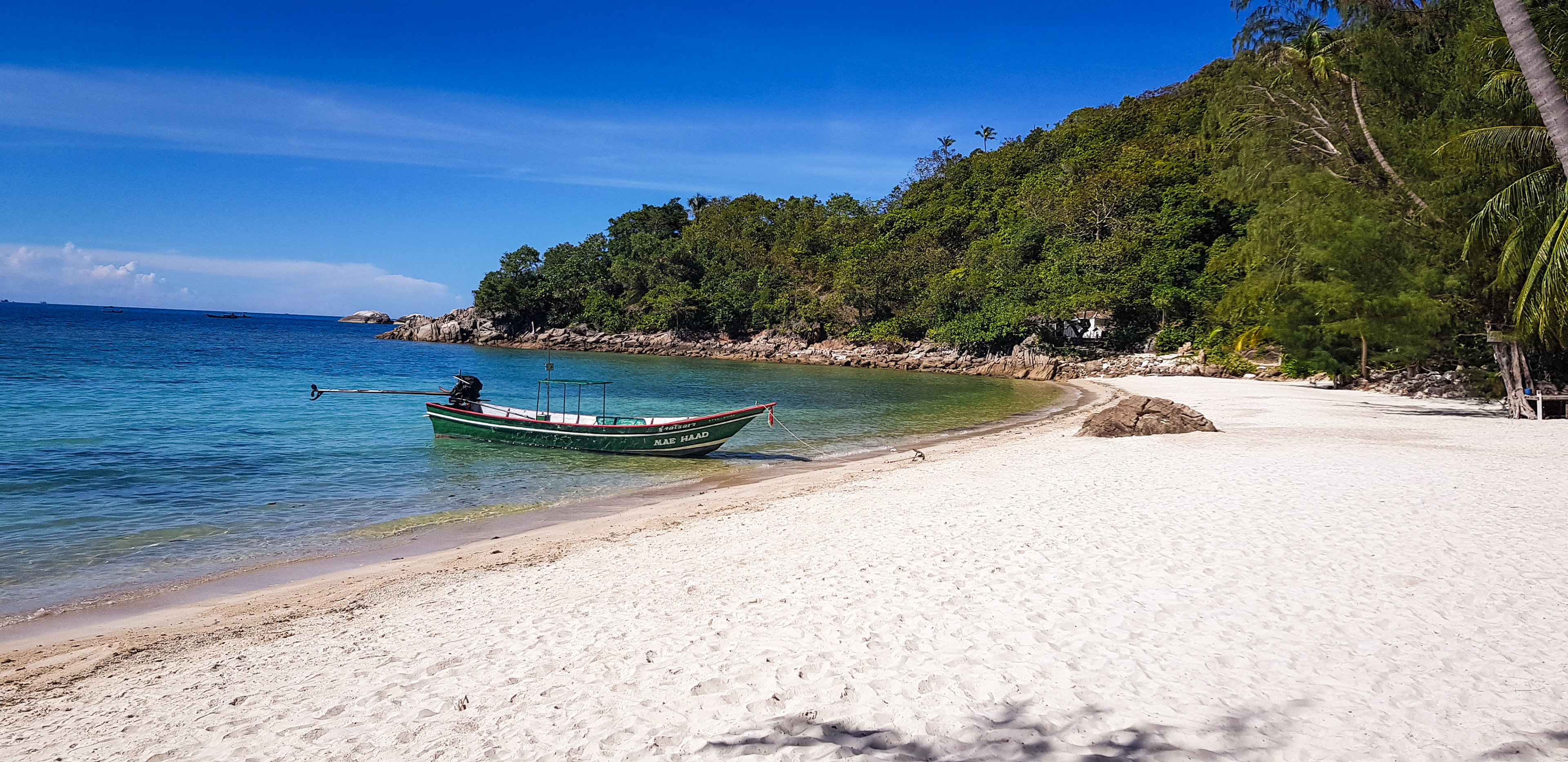 Fischerboot am Tropenstrand – Koh Phangan von seiner friedlichen Seite