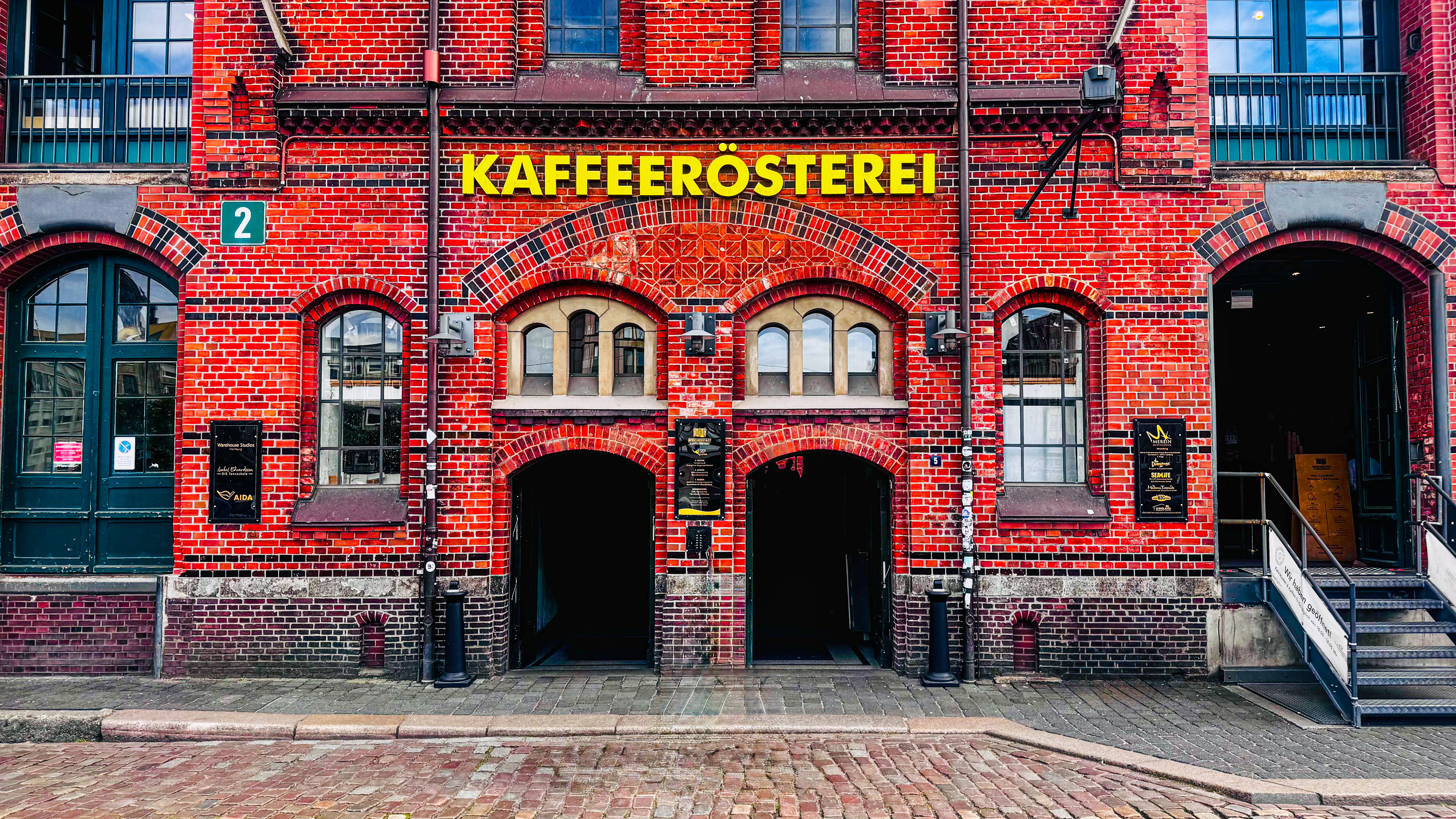 Kaffeekultur hinter rotem Ziegel