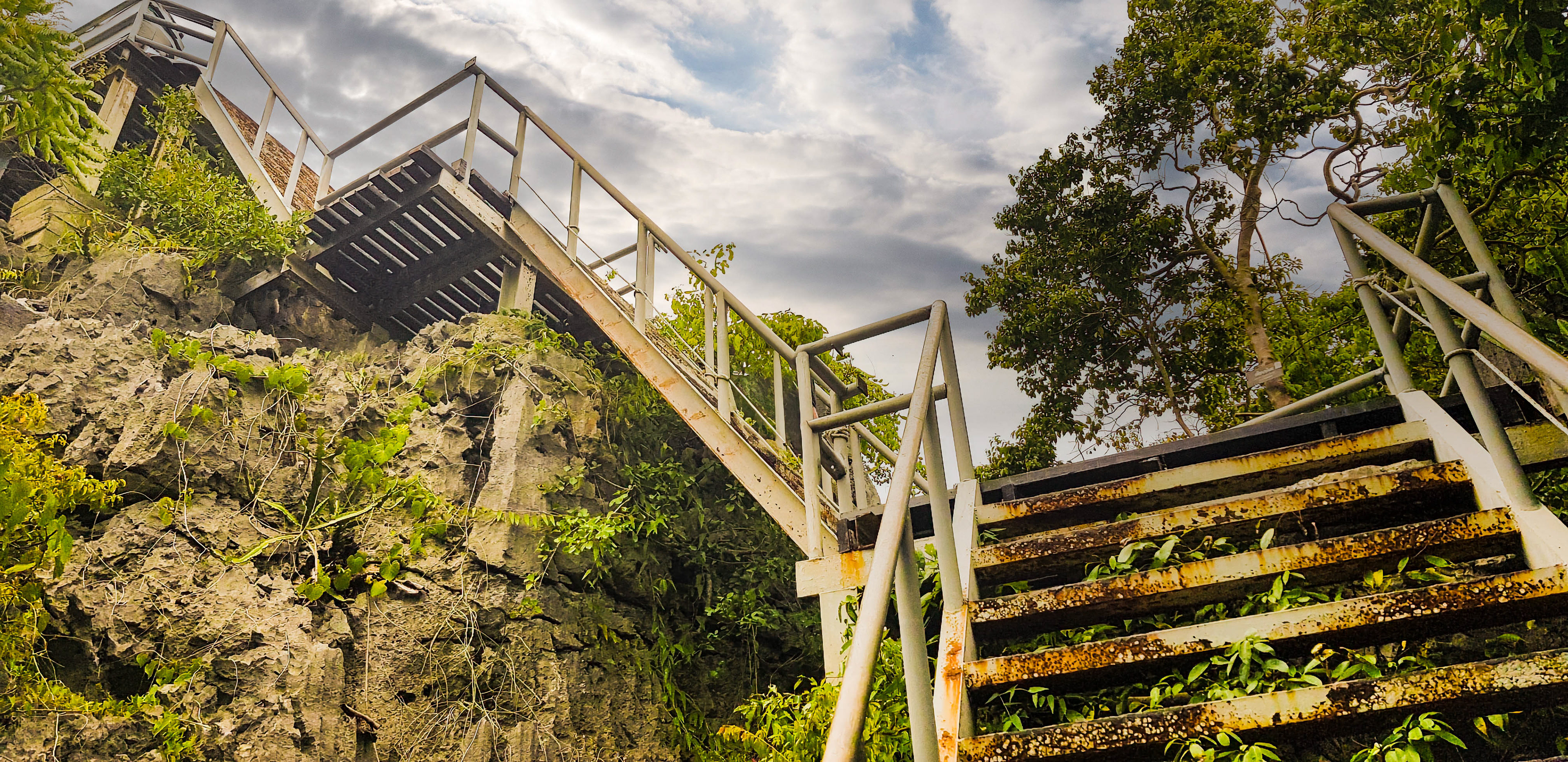 Zwischen Felsen und Himmel – Verborgene Treppen im Mu Koh Angthong Nationalpark