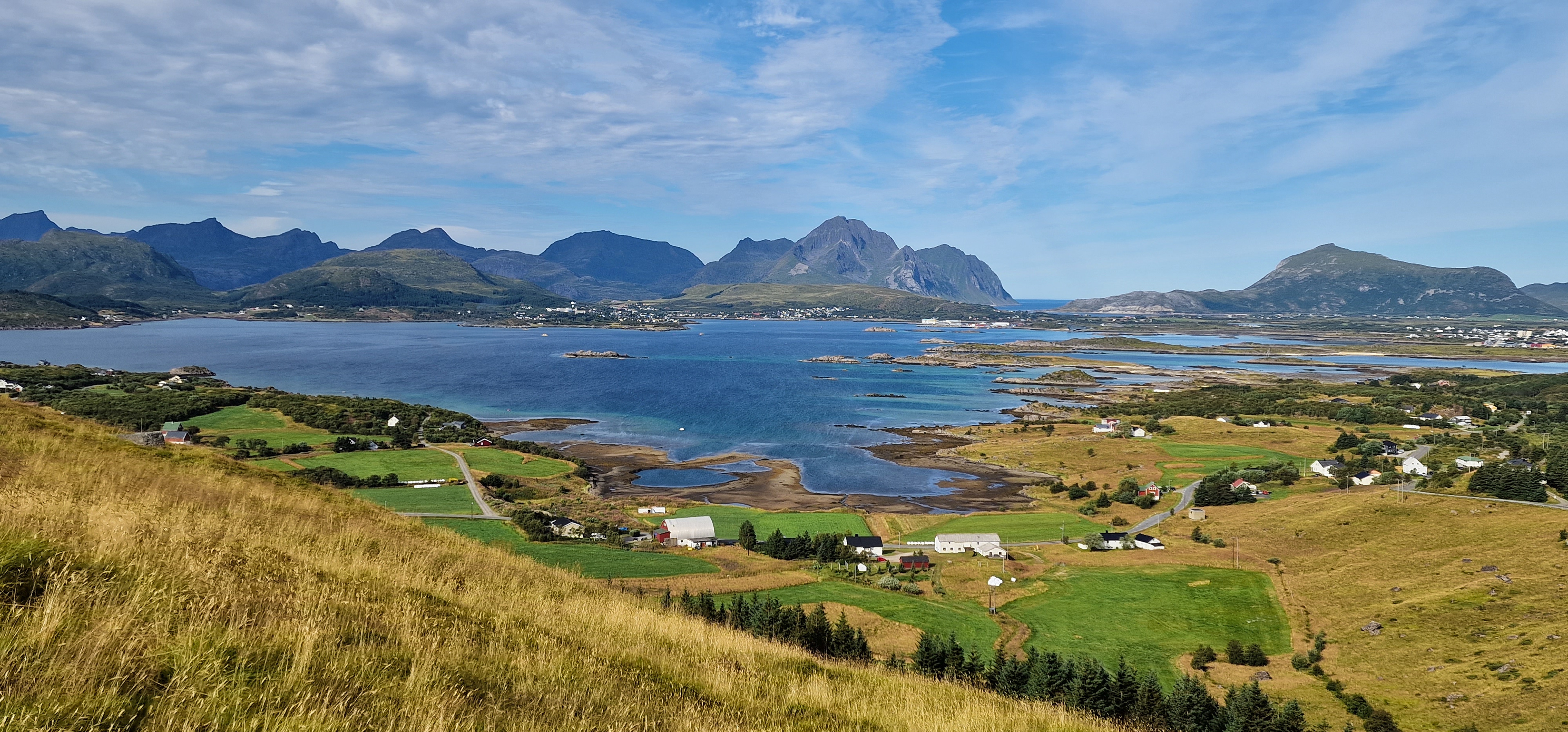 Lofoten-Licht über stiller Landschaft
