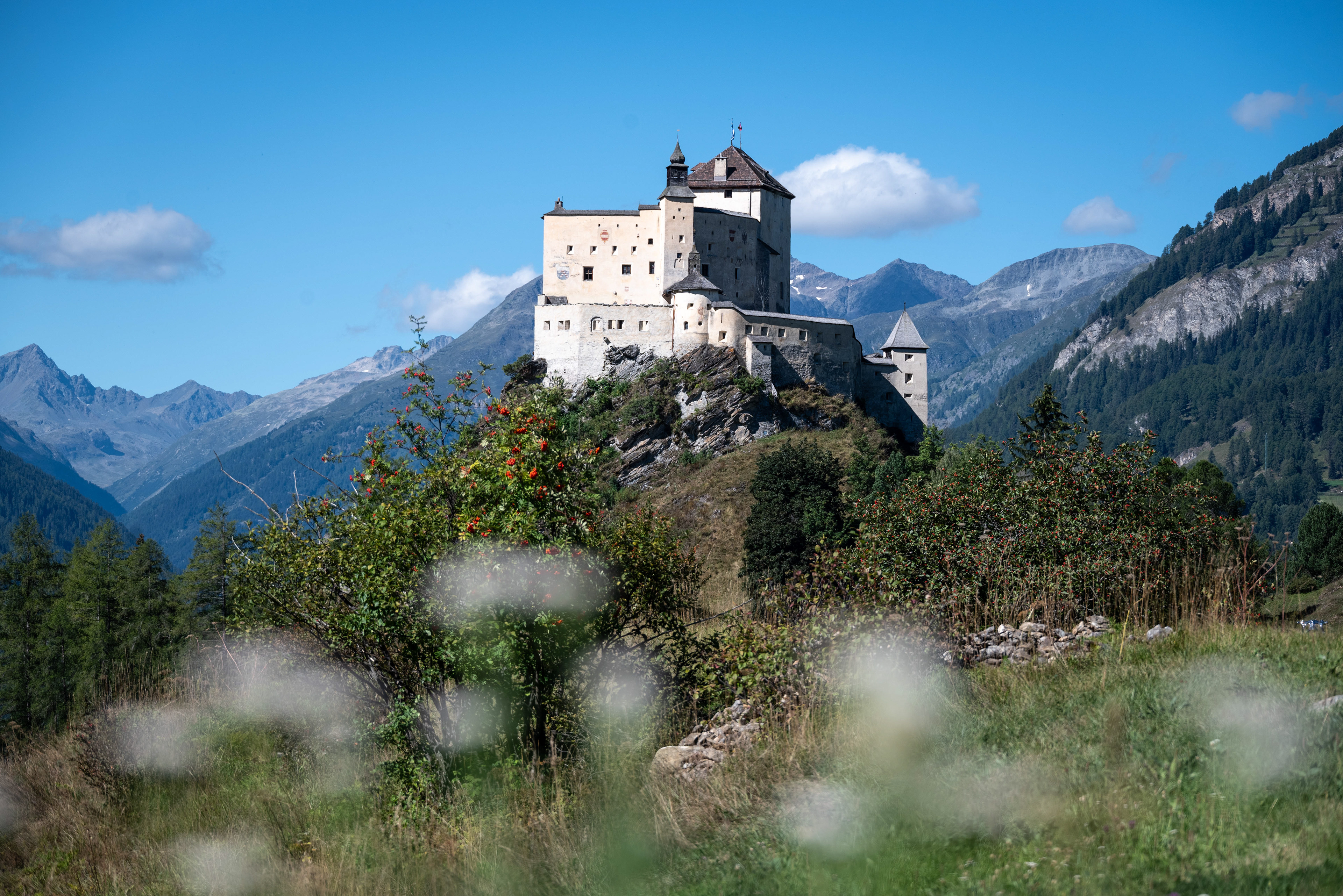 Malerische Burg vor atemberaubender Alpenkulisse
