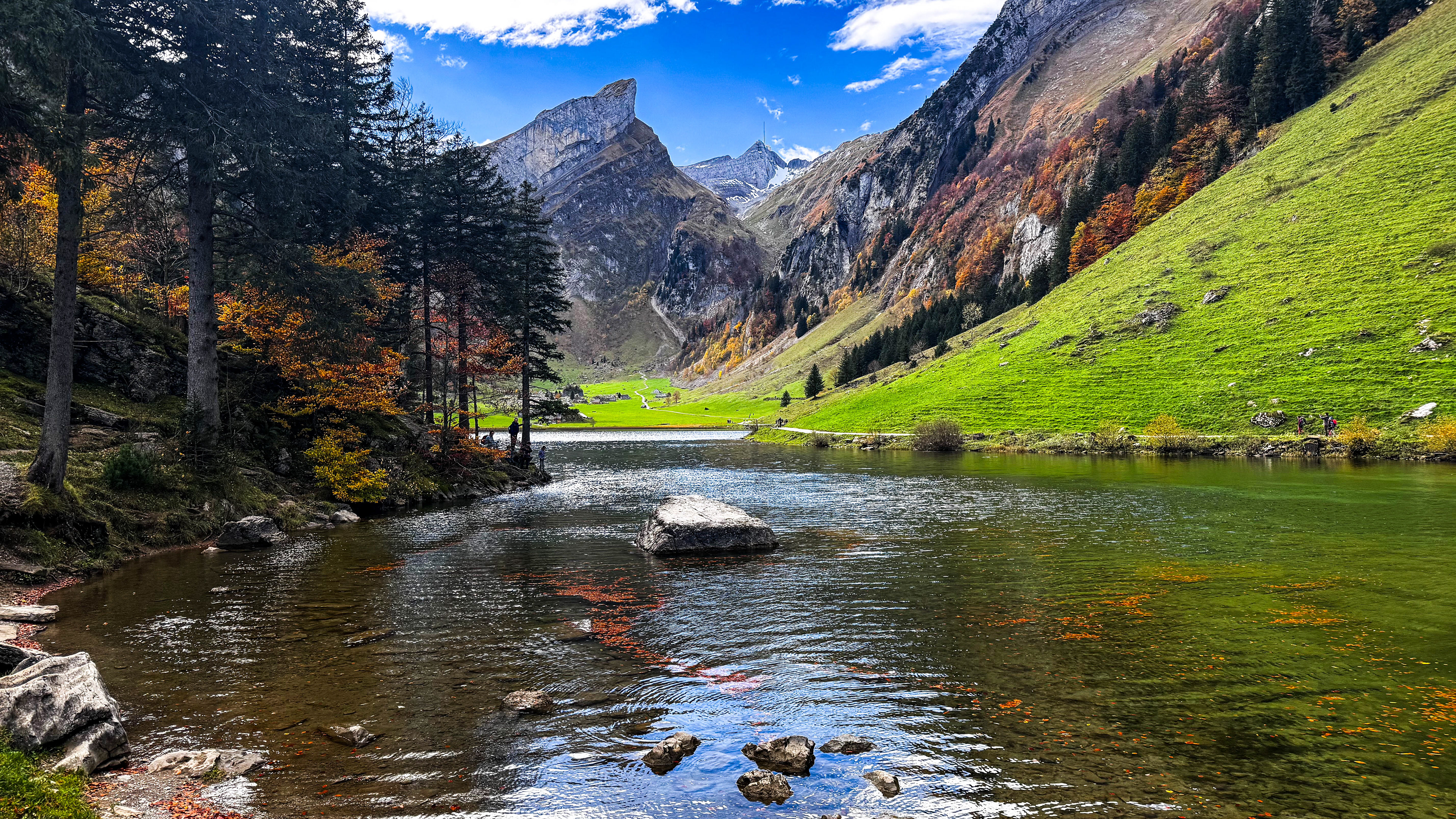Herbstliche Ruhe am Seealpsee