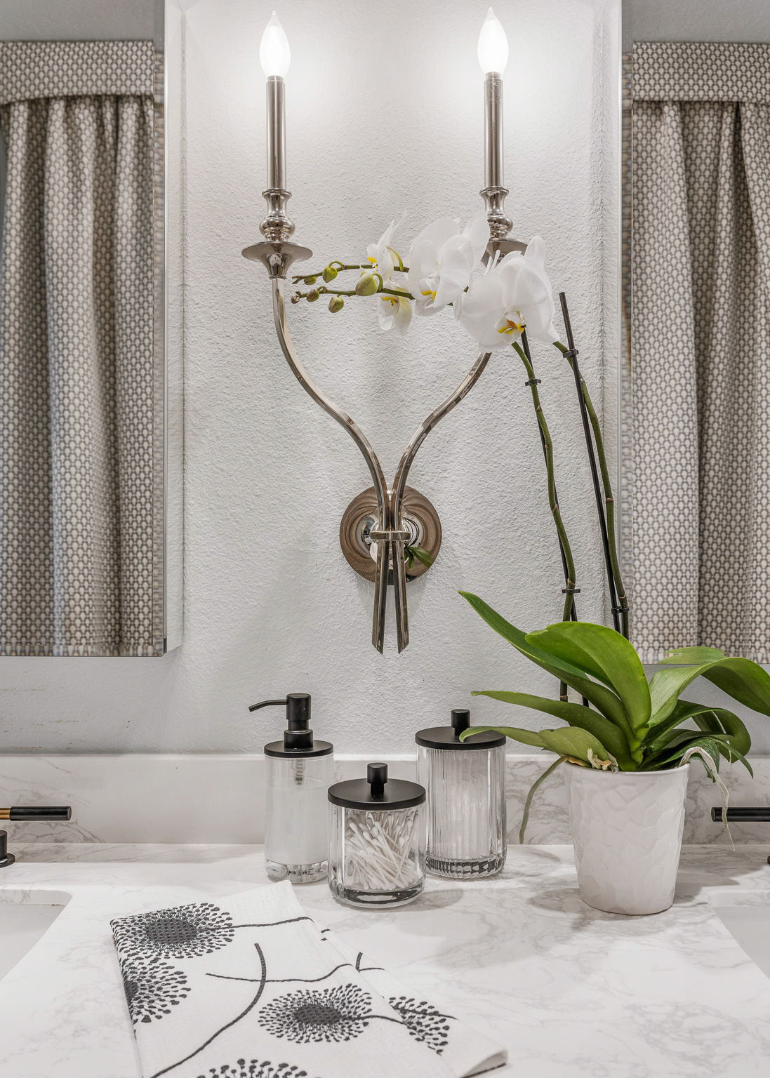 Simple, classic accessories in the bathroom.