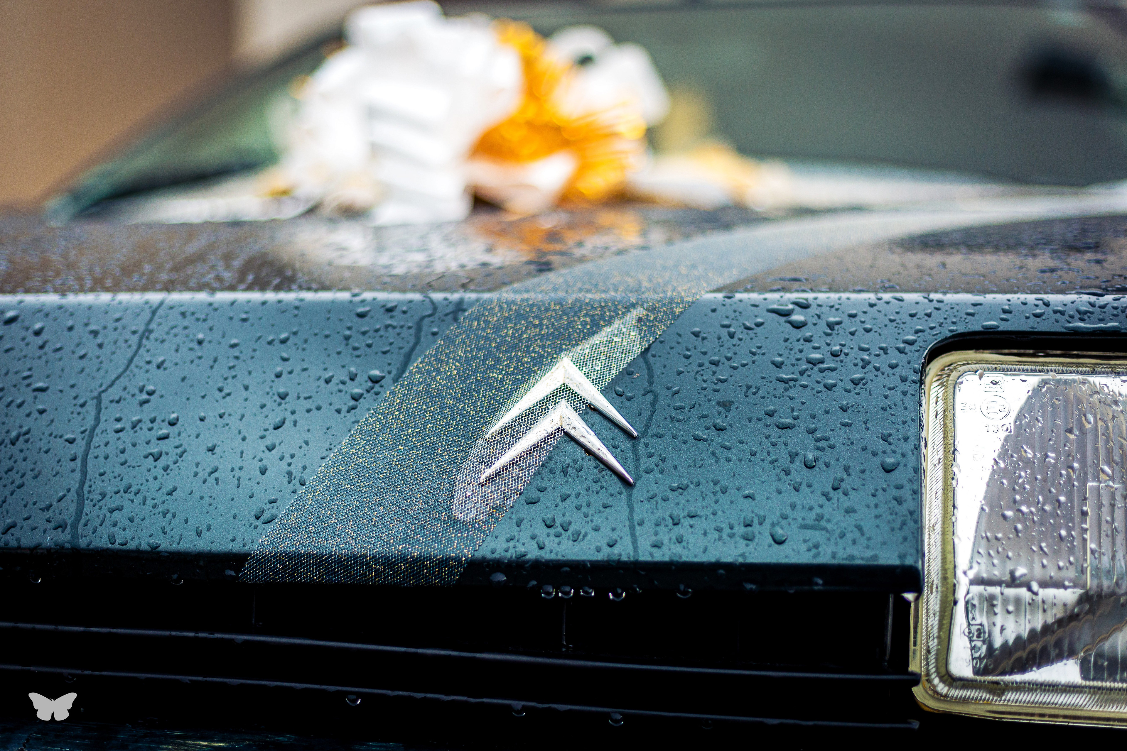 La Citroën des mariés sous la pluie — mariage, 2023