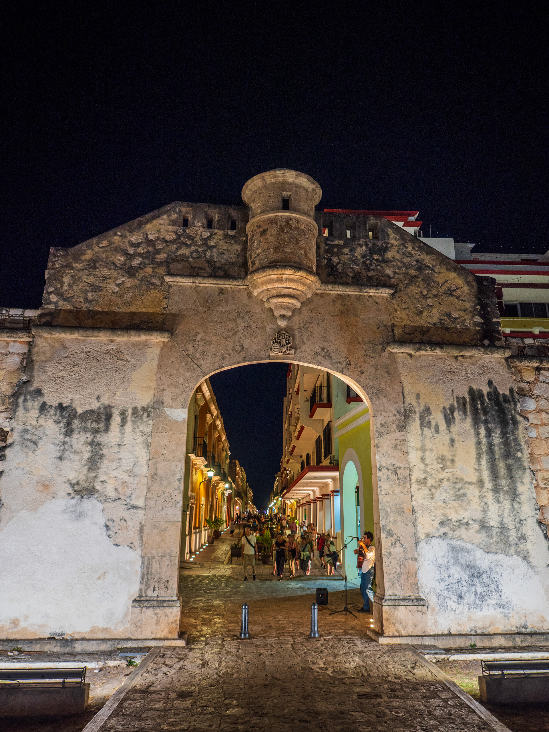 La porte del Mar sépare le malecon de la ville fortifiée
