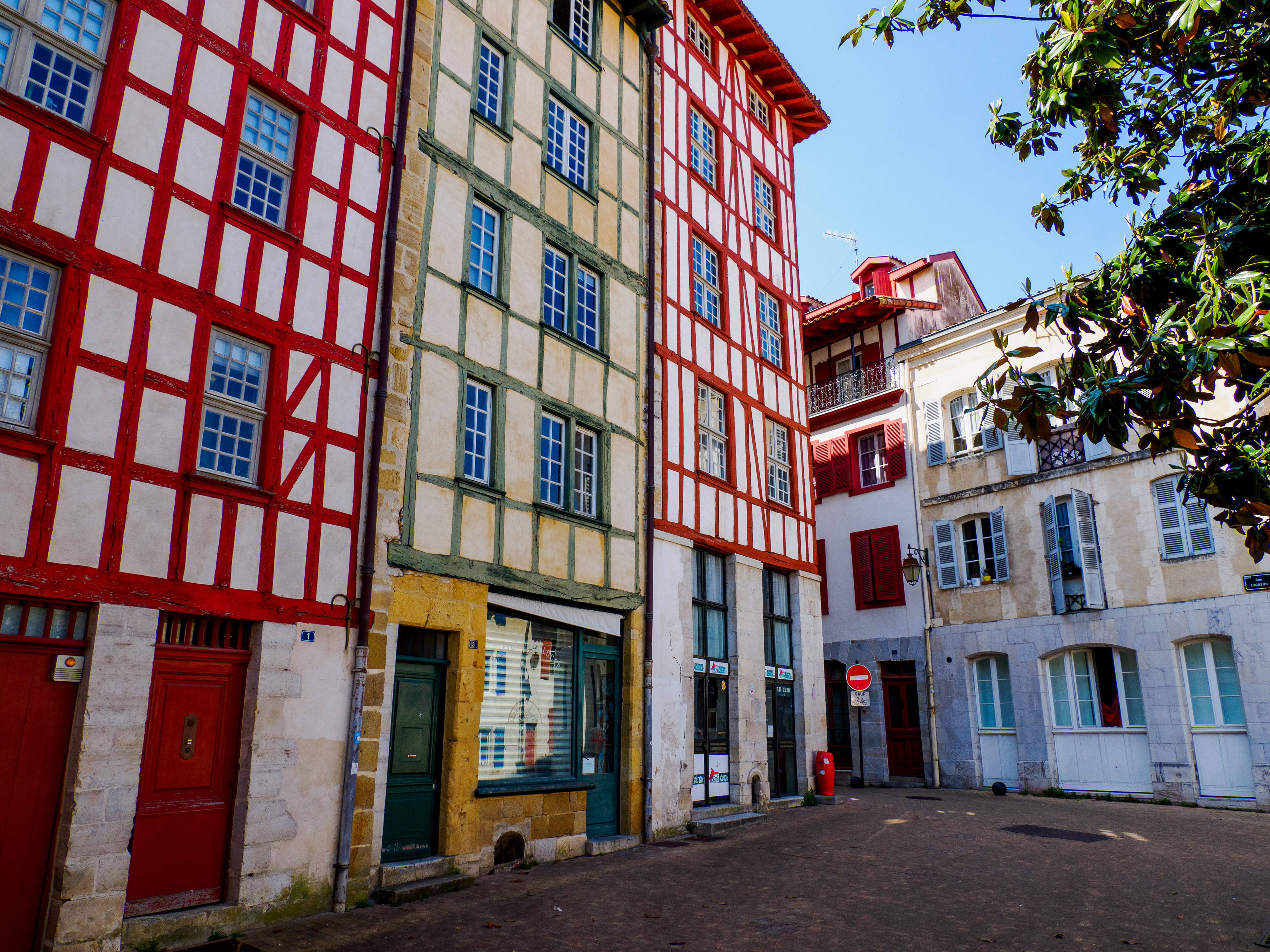 place de la plachotte et ses façades basques