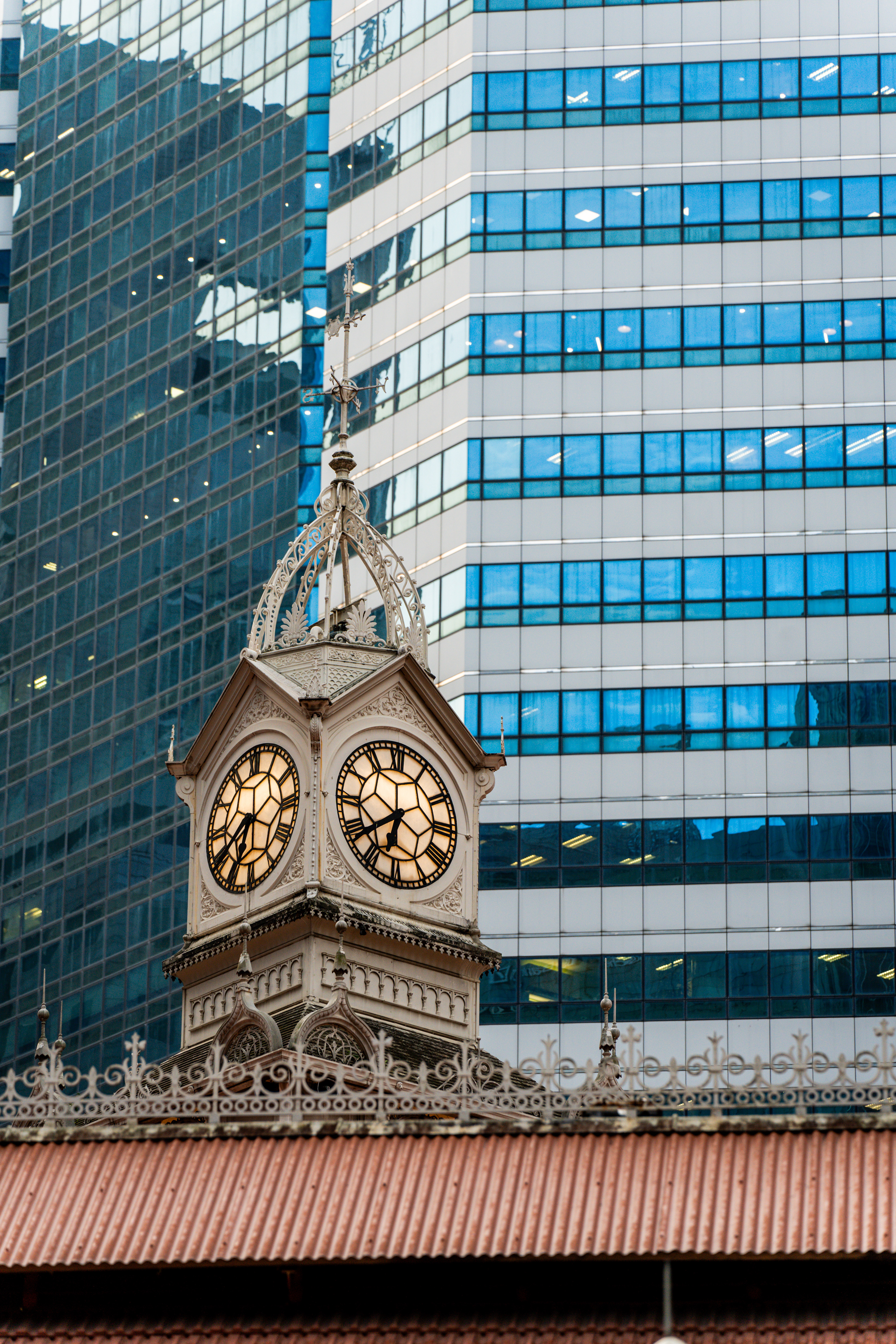 Sous cette horloge immanquable, toutes les cultures d'Asie de l'est et du sud-est se dégustent