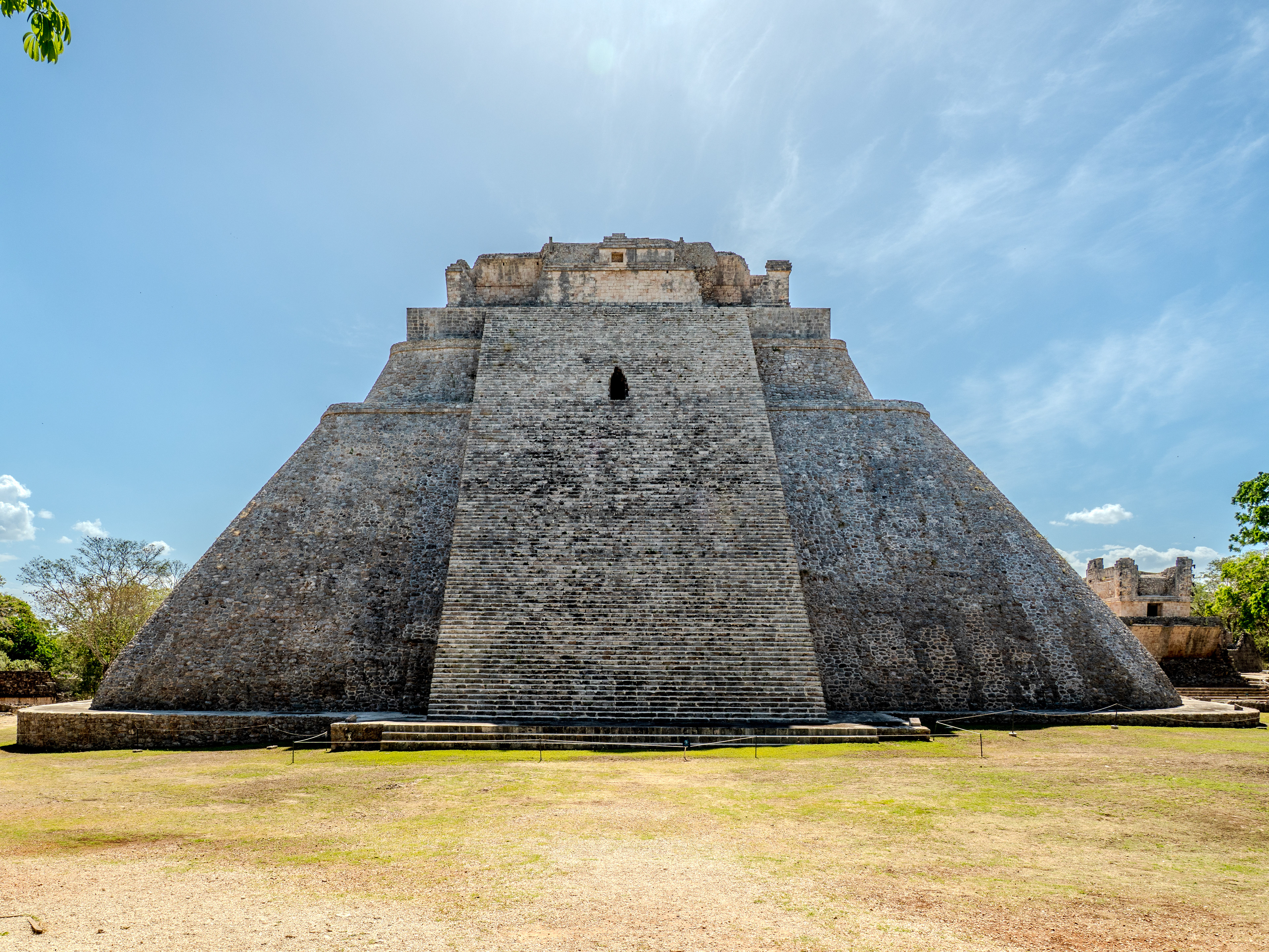 Temple du devin, façade est