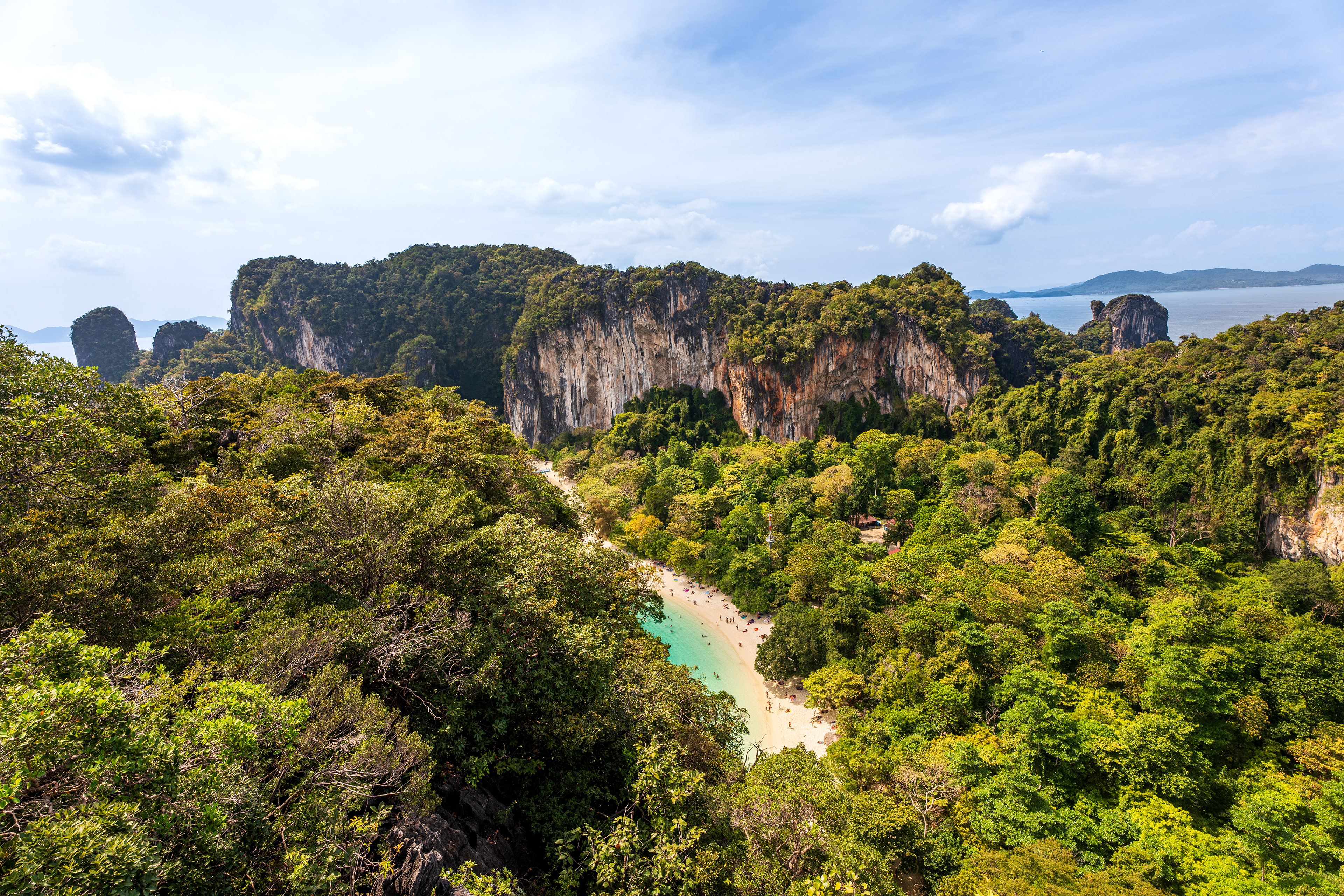 le point de vue à 360° offre aussi un panorama de l"île avec la place