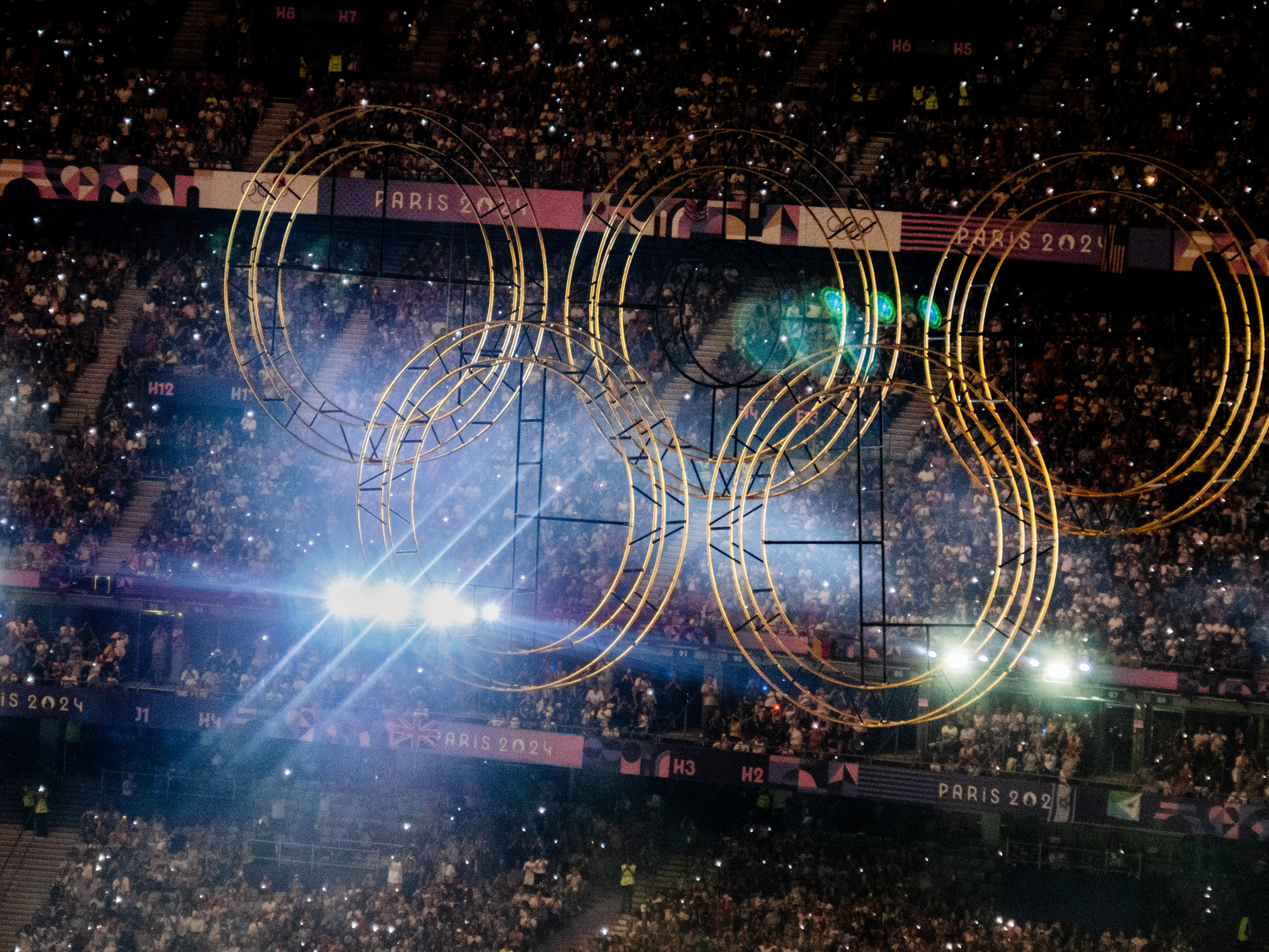 Elevation des anneaux olympiques, stade de France