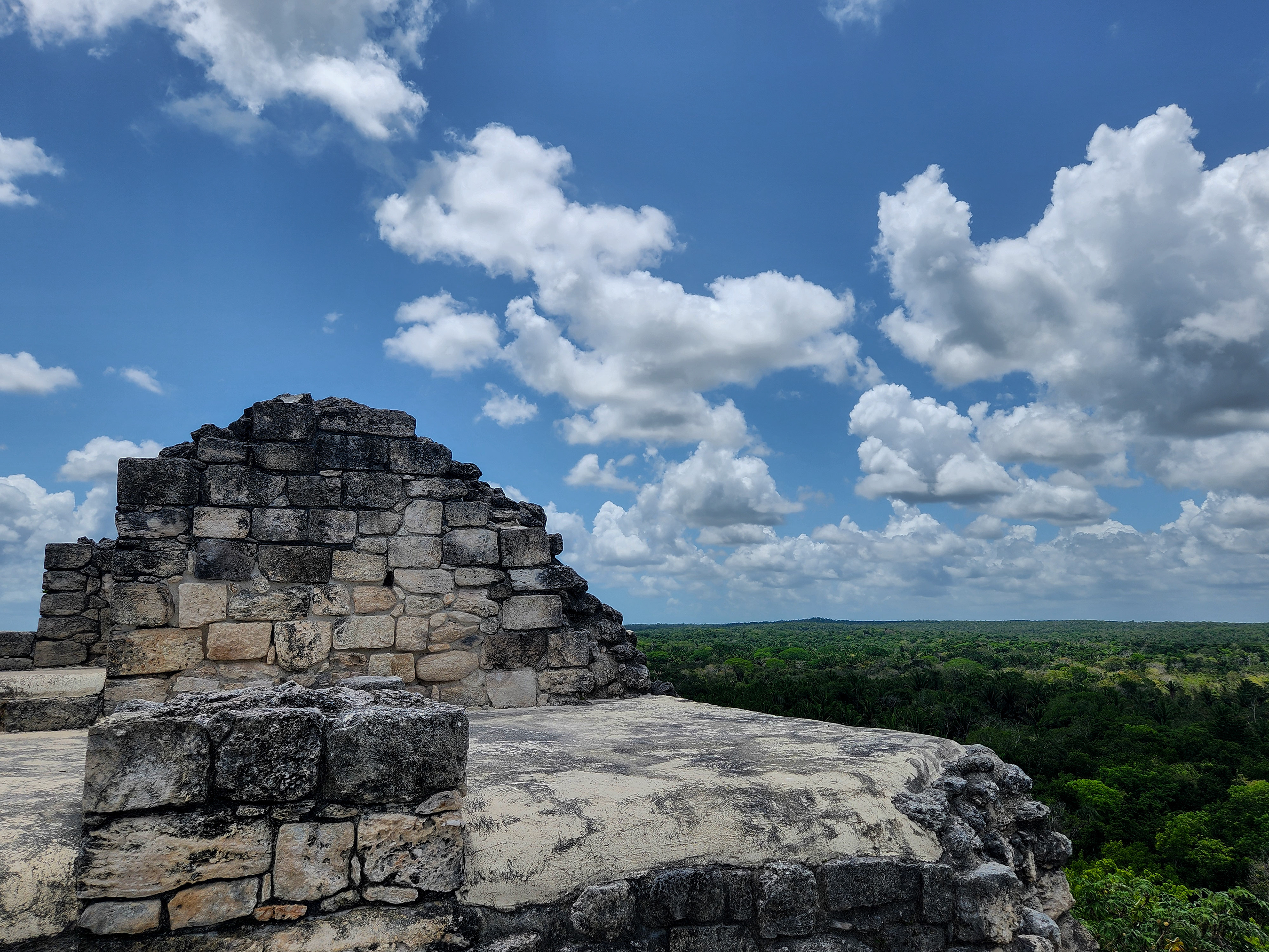 Vue du haut d'une des pyramides