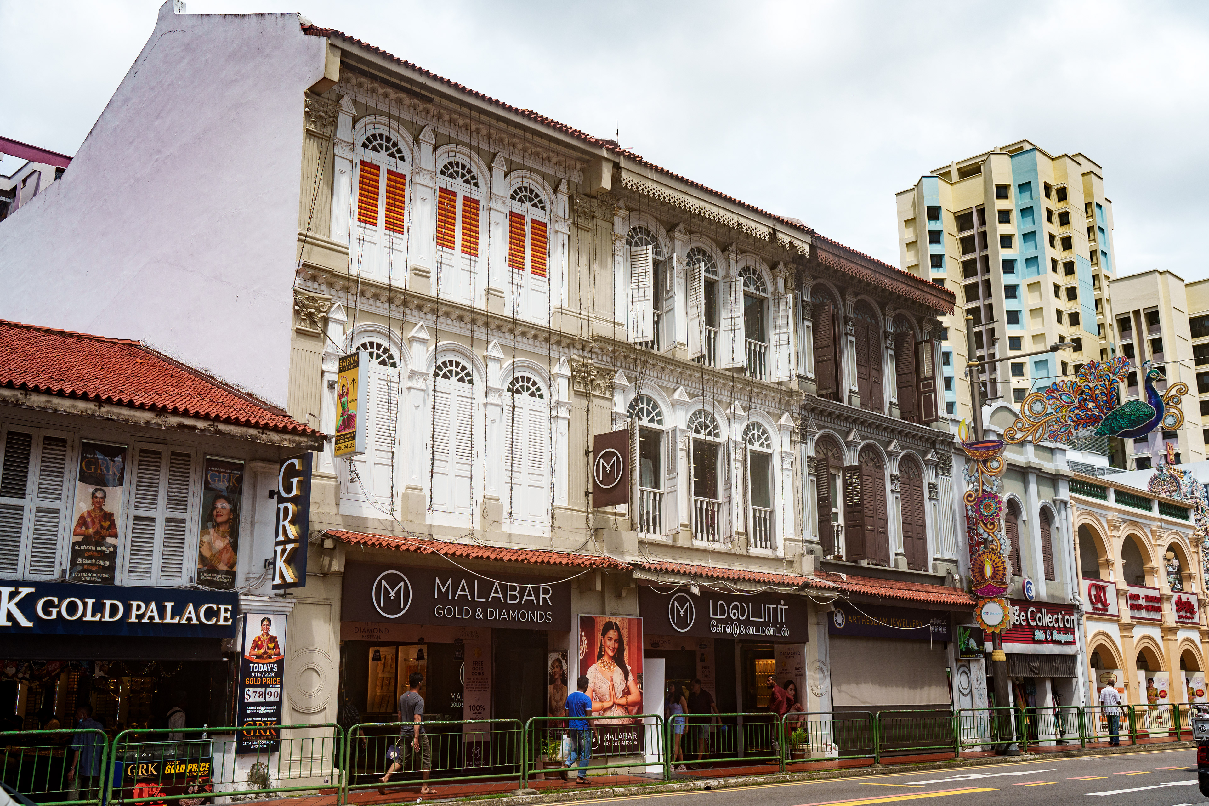Façades du quartier indien, et une des nombreuses bijouteries du quartier