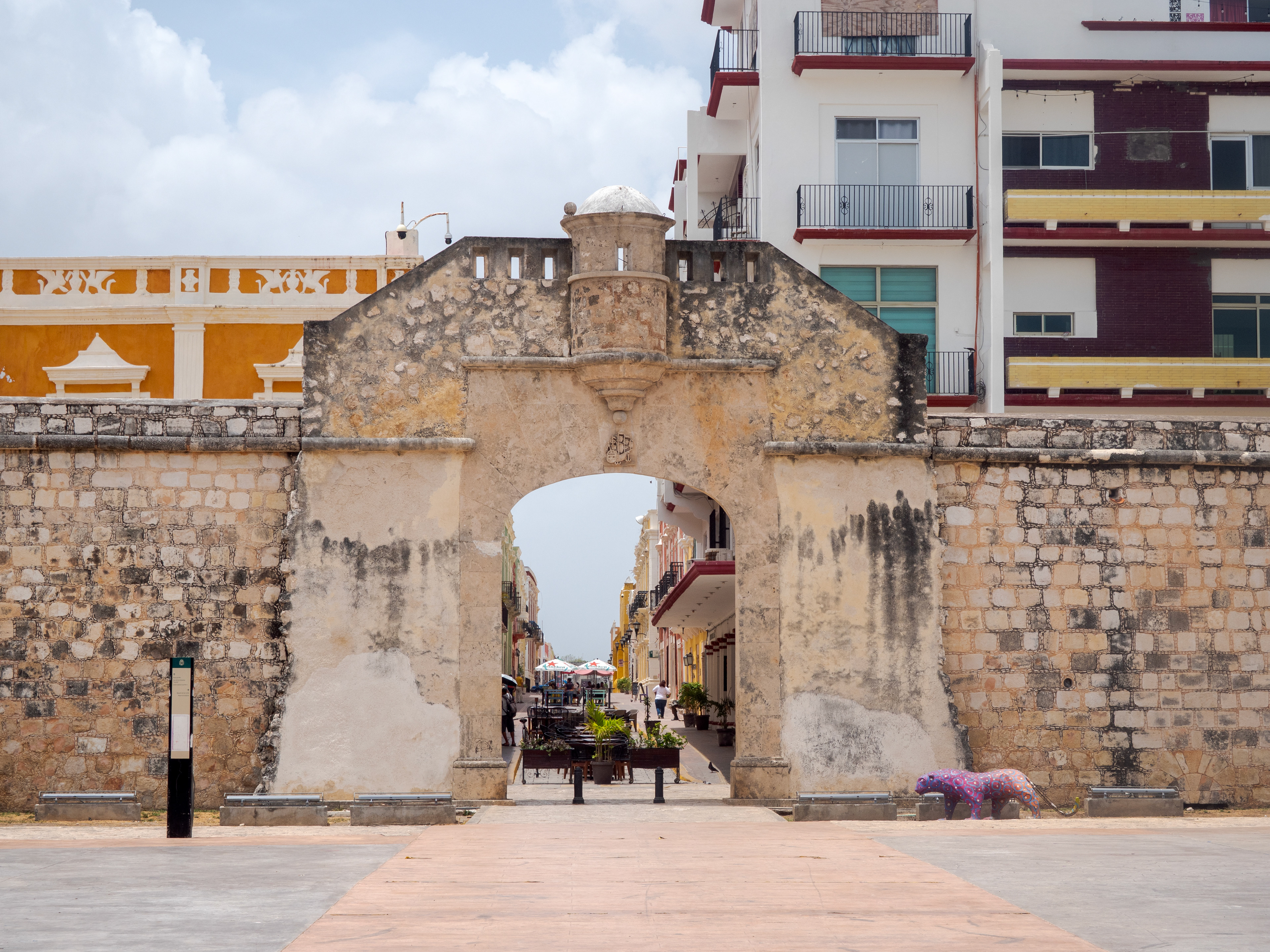 La porte del Mar sépare le malecon de la ville fortifiée