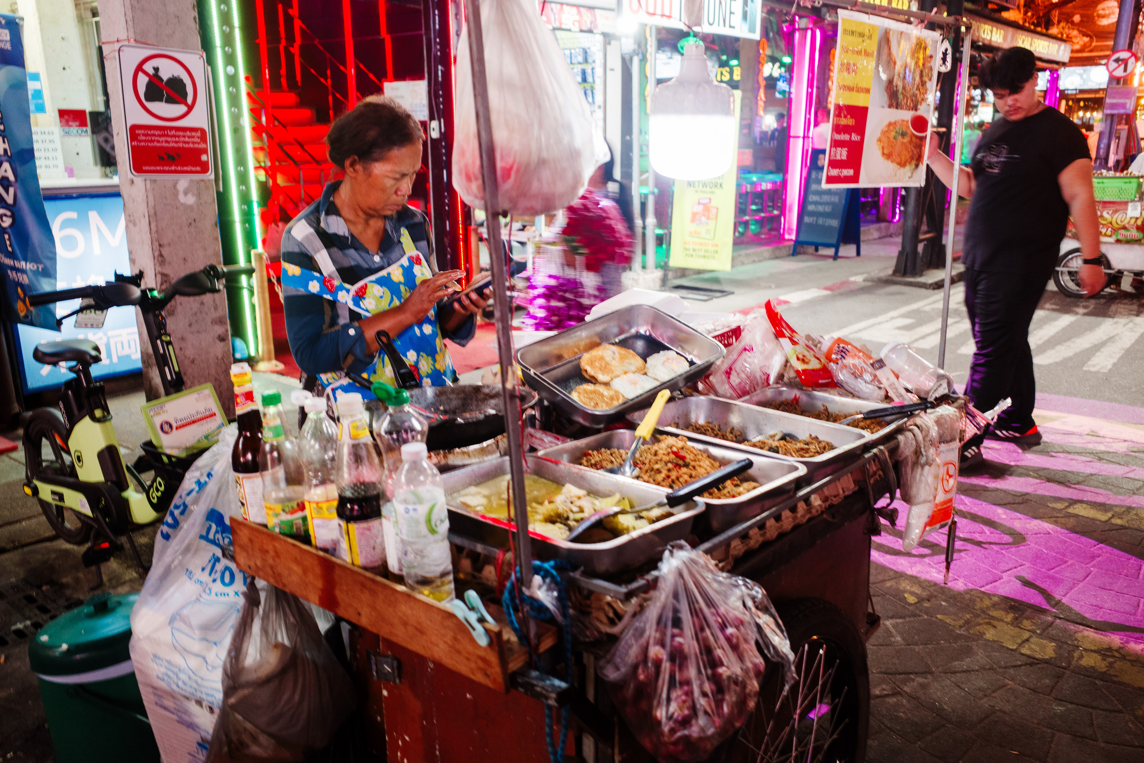 les restaurants de rue rappellent que l'on est en Thaïlande