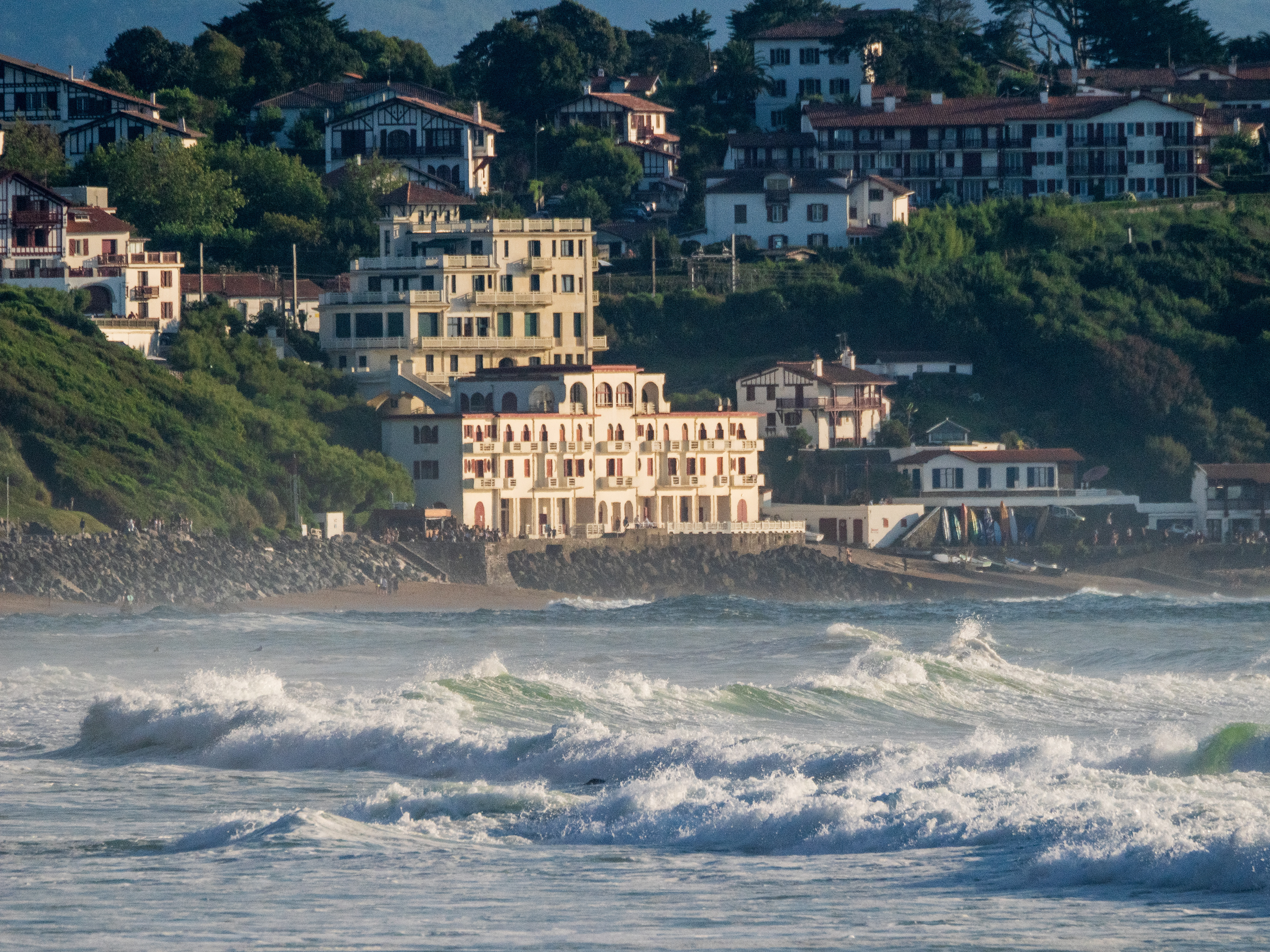 Détails de Guéthary derrière les vagues