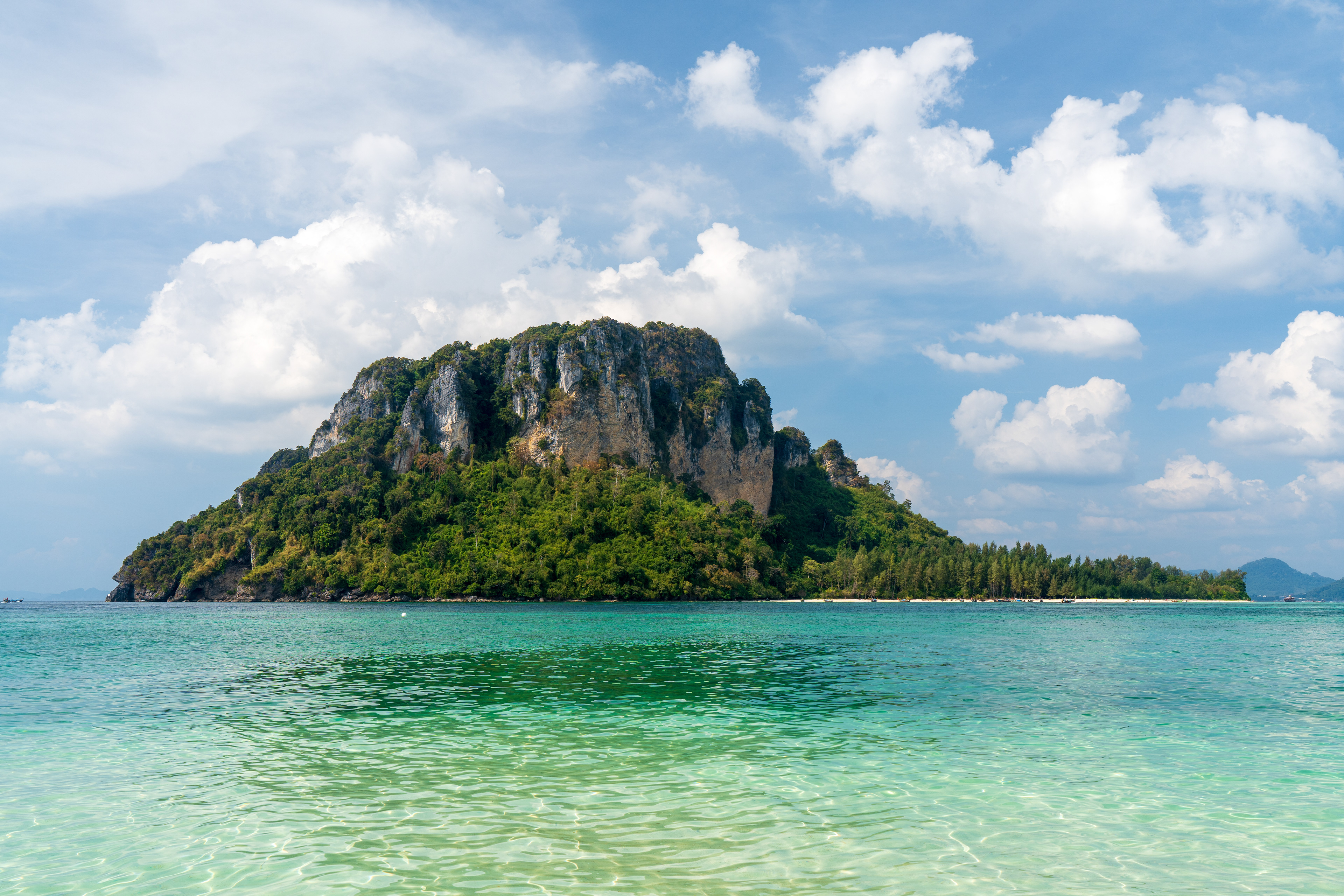 Sur la plage en face, on devine d'autres excursions similaires