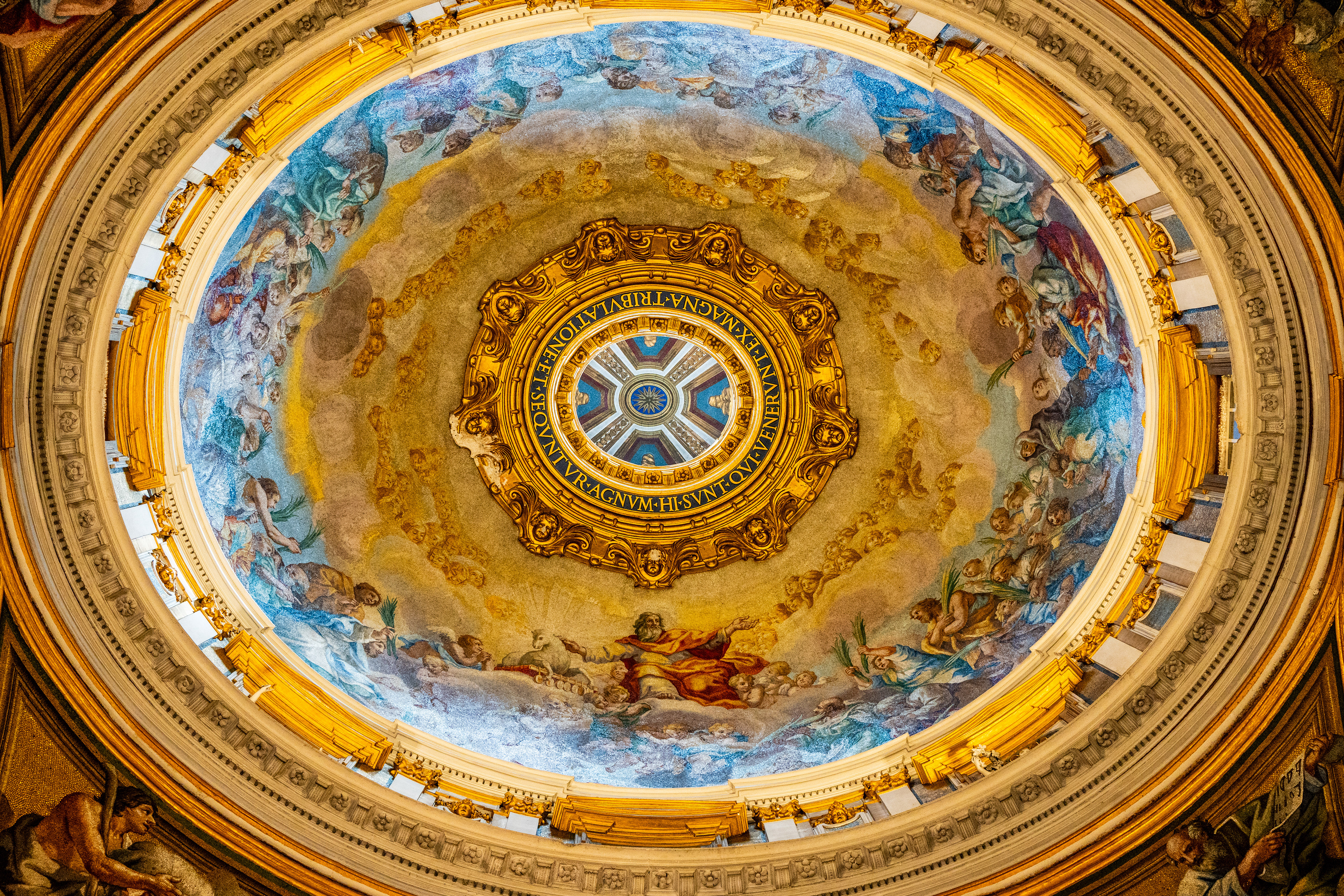 Sous une coupole