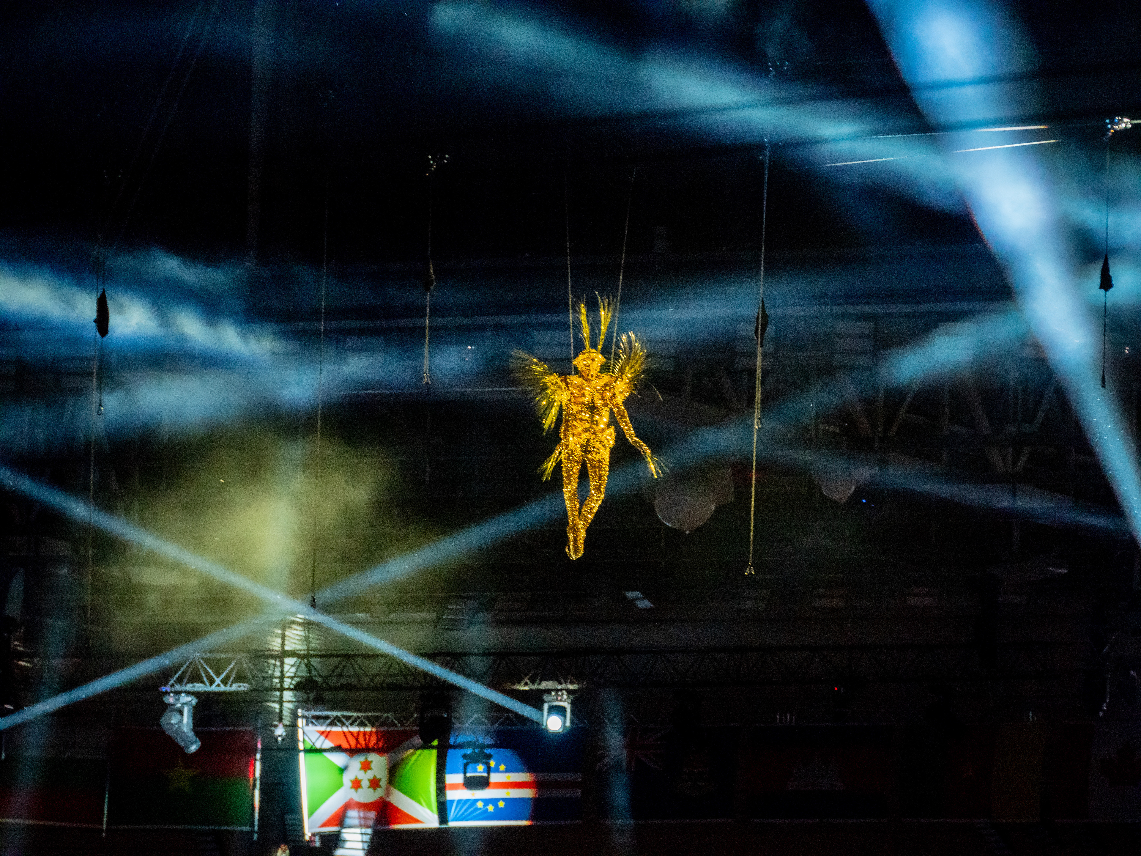 L'homme doré descend au milieu des raysons laser
