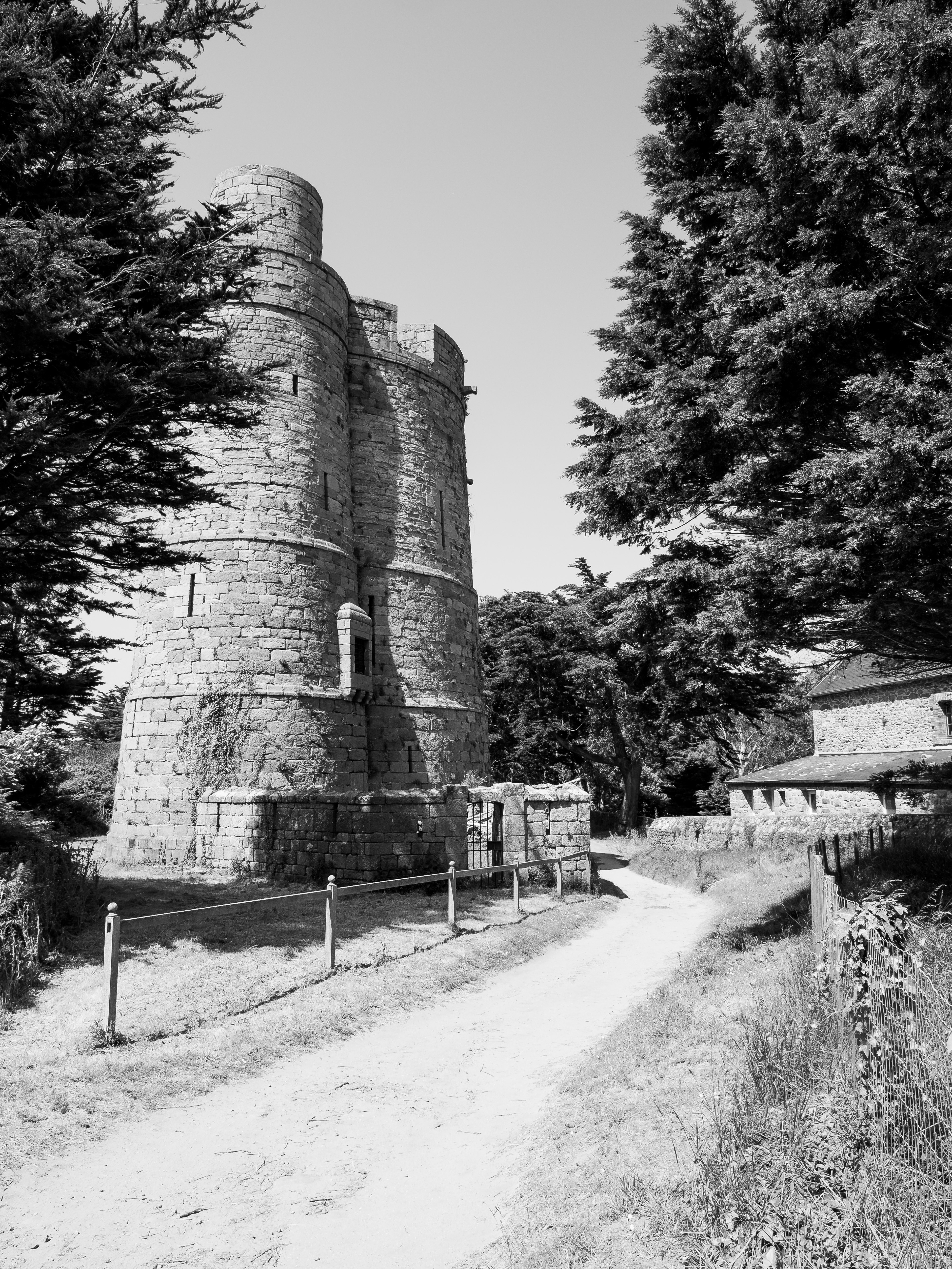 Tour de défense des Ebihens par la tour Garangeau