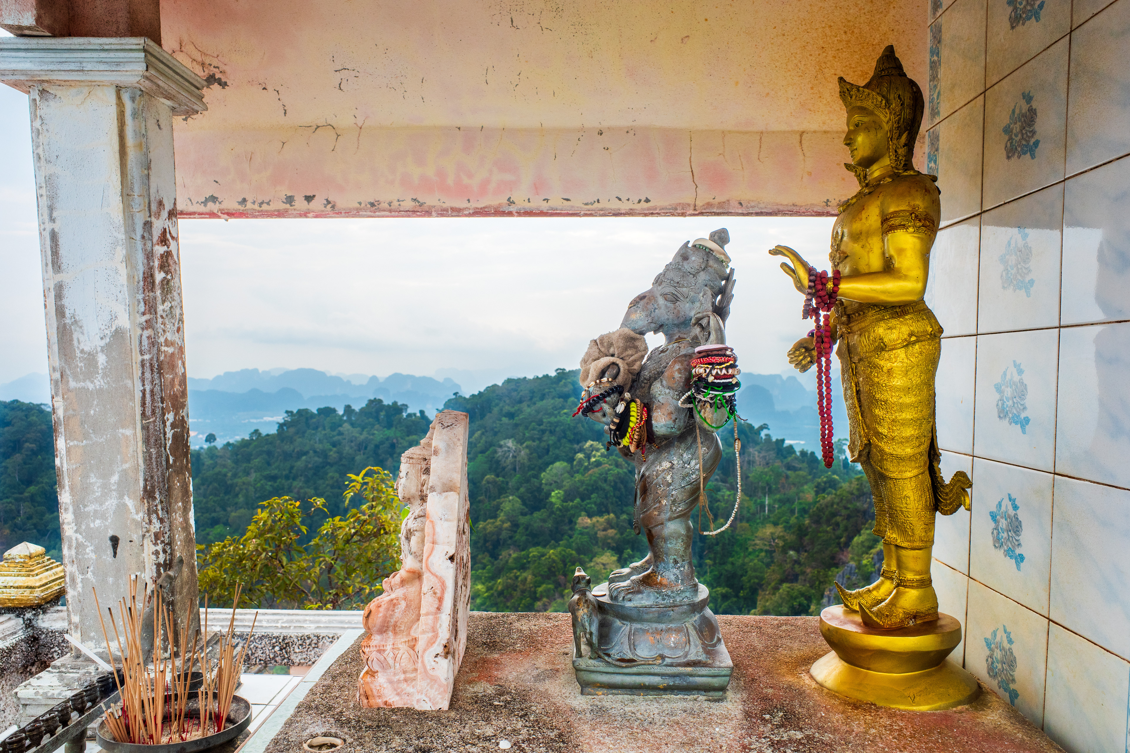 Le temple est richement décoré