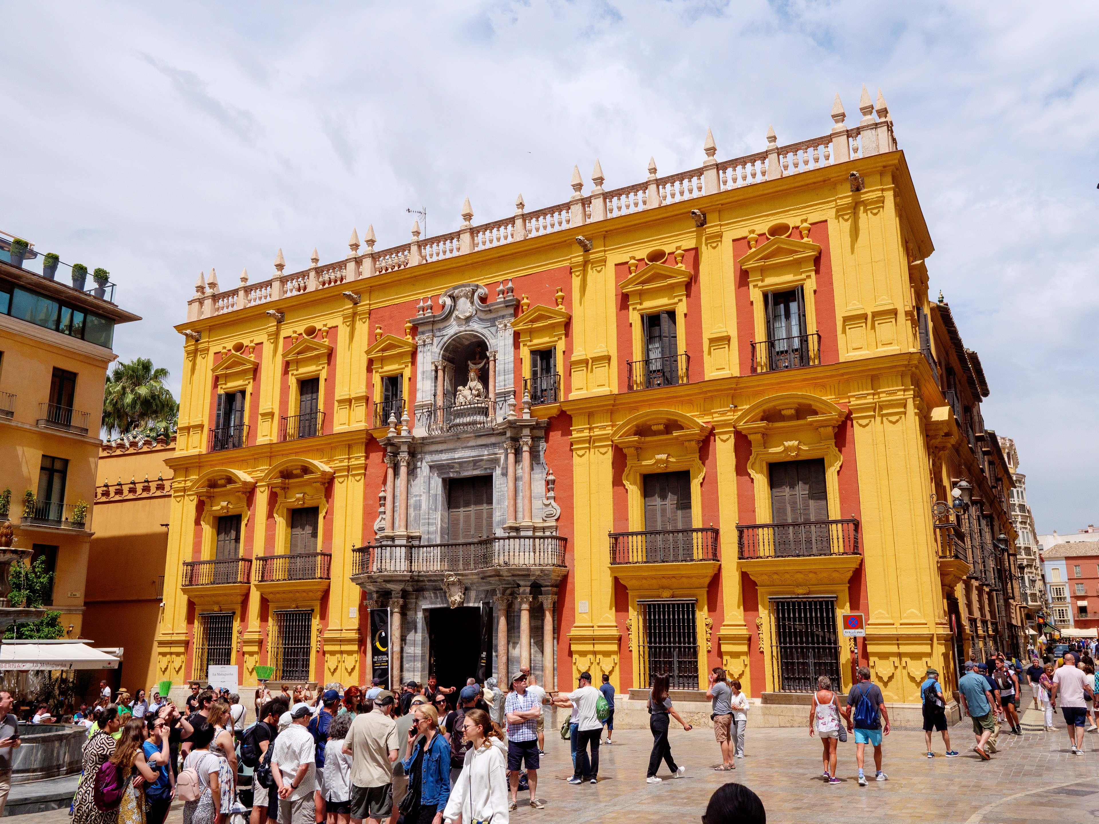 Le Palais épiscopal, face à la cathédrale