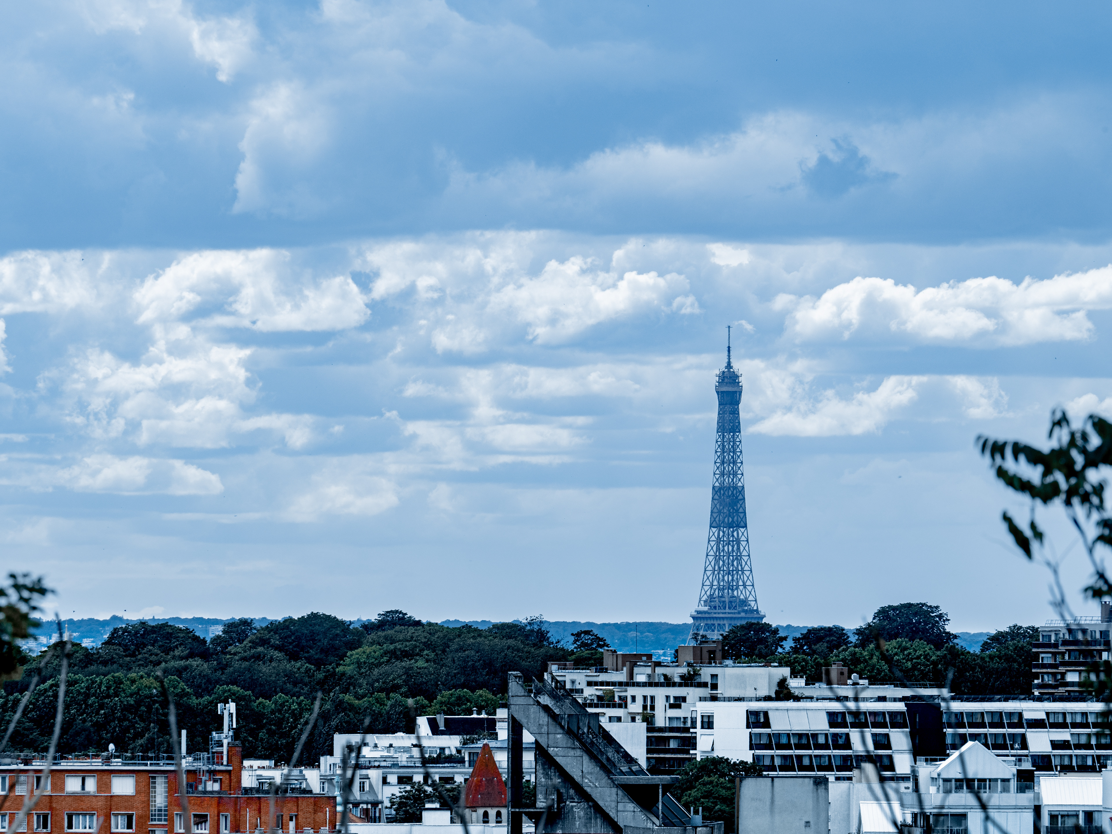 Tour Eiffel et logements modernes
