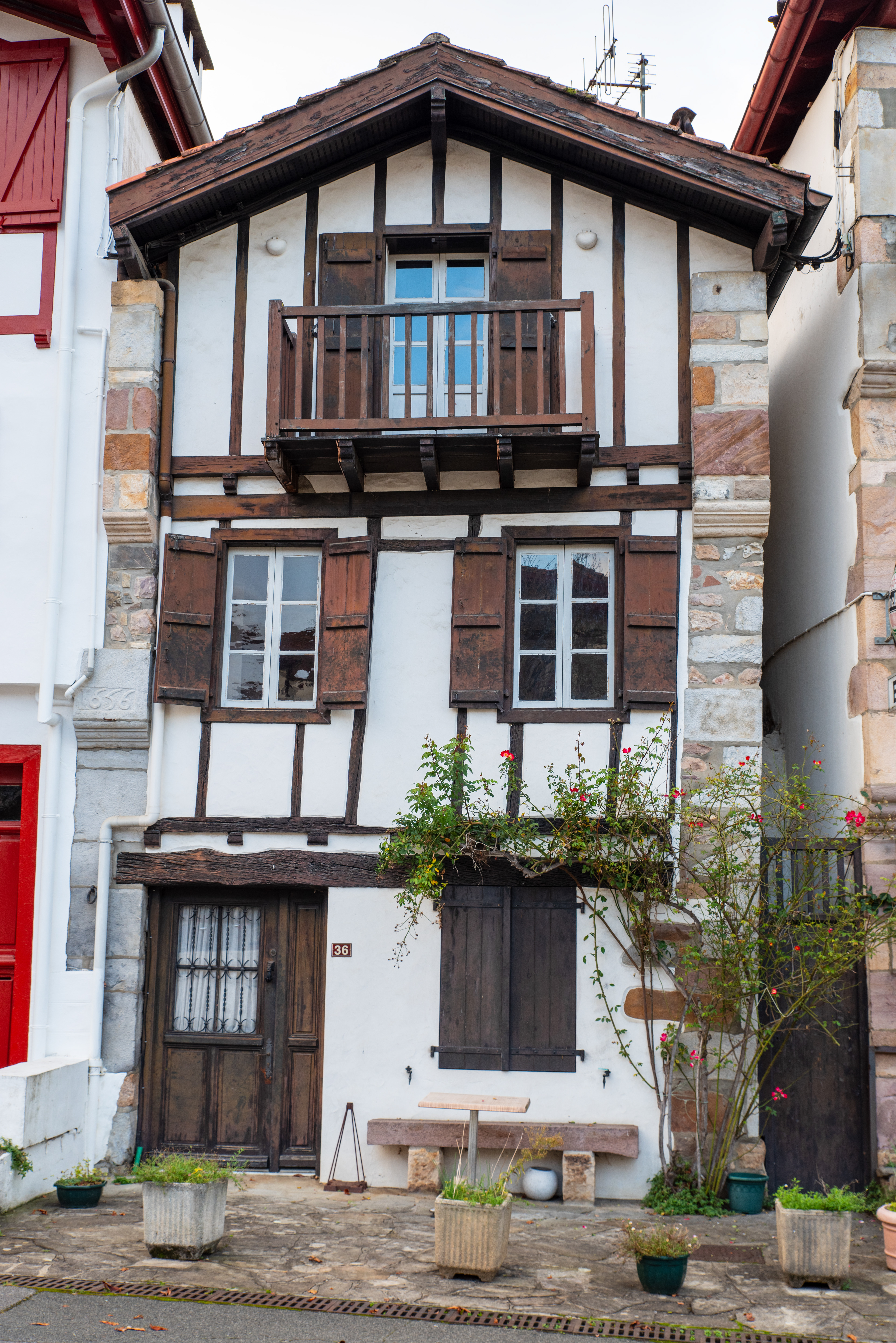 fa_çade de maison basque marron